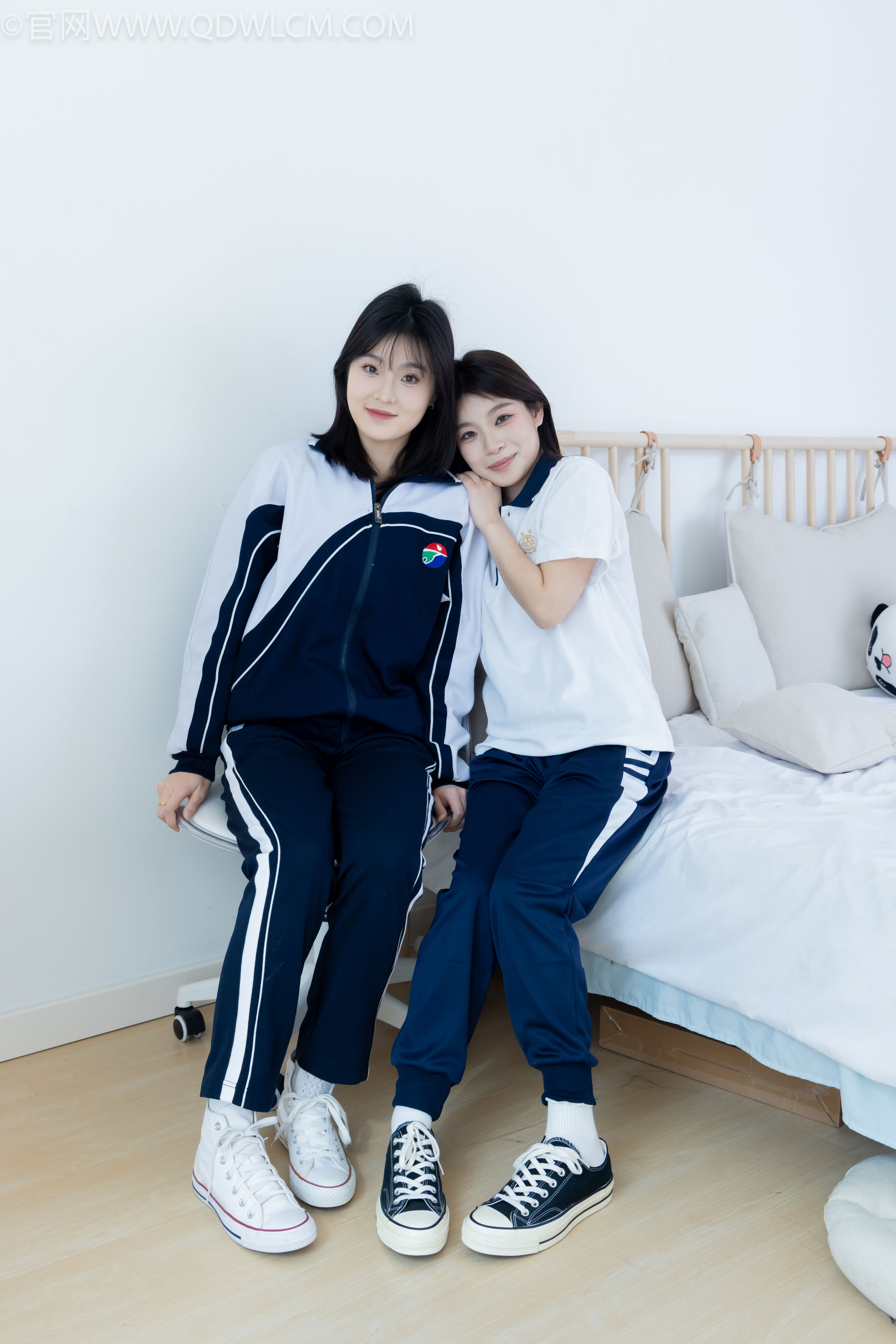 物恋传媒 No.2322 闪闪&青柠 - 帆布鞋、白棉袜、青柠薄肉丝、闪闪薄白丝/(168P)