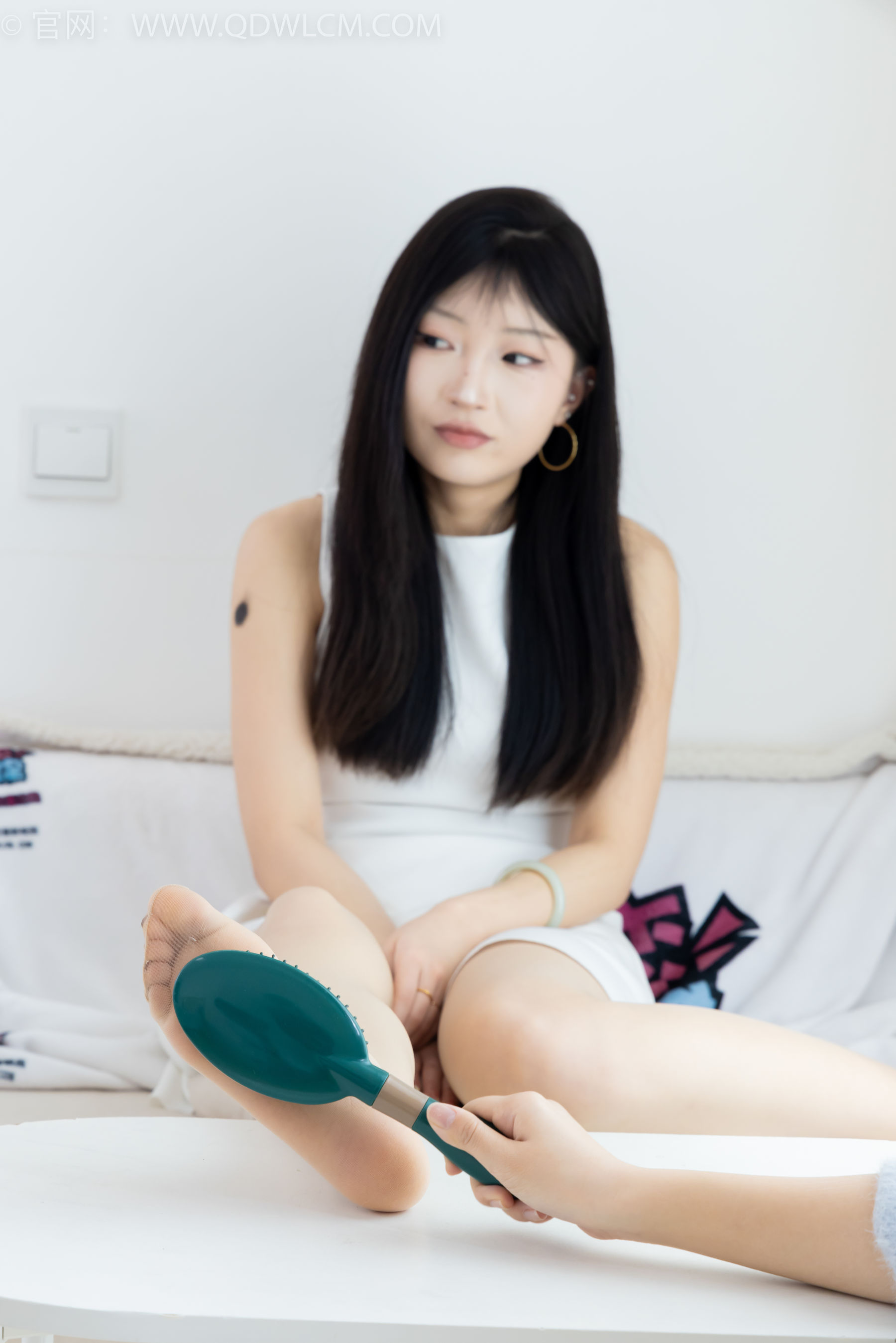 物恋传媒 No.2311 嘟嘟 - 高跟鞋、薄肉丝、气垫梳老头乐挠脚剧情/(170P)