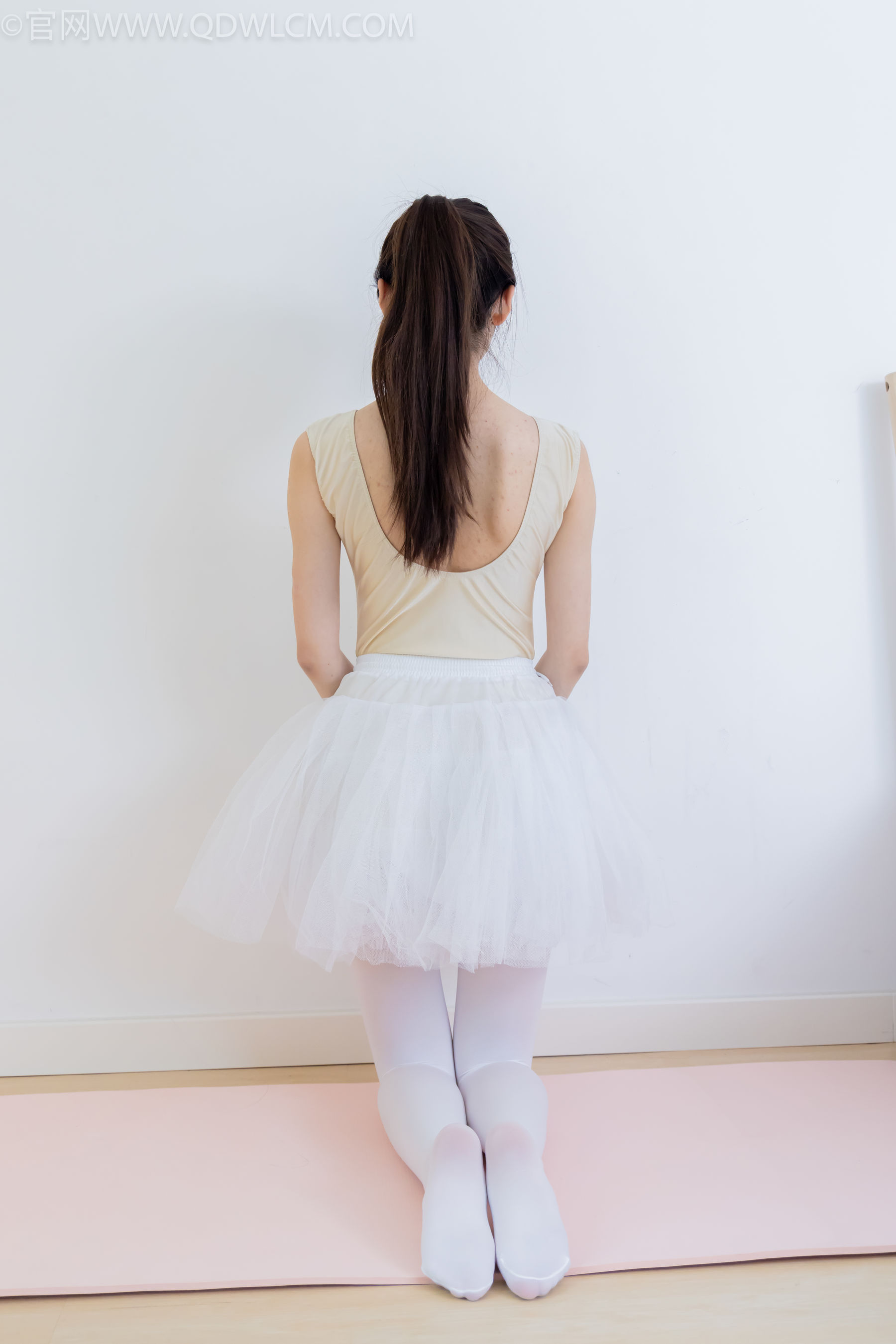 物恋传媒 No.2307 泡泡 - 芭蕾鞋、厚白丝、芭蕾动作、皮筋绑脚剧情/(166P)