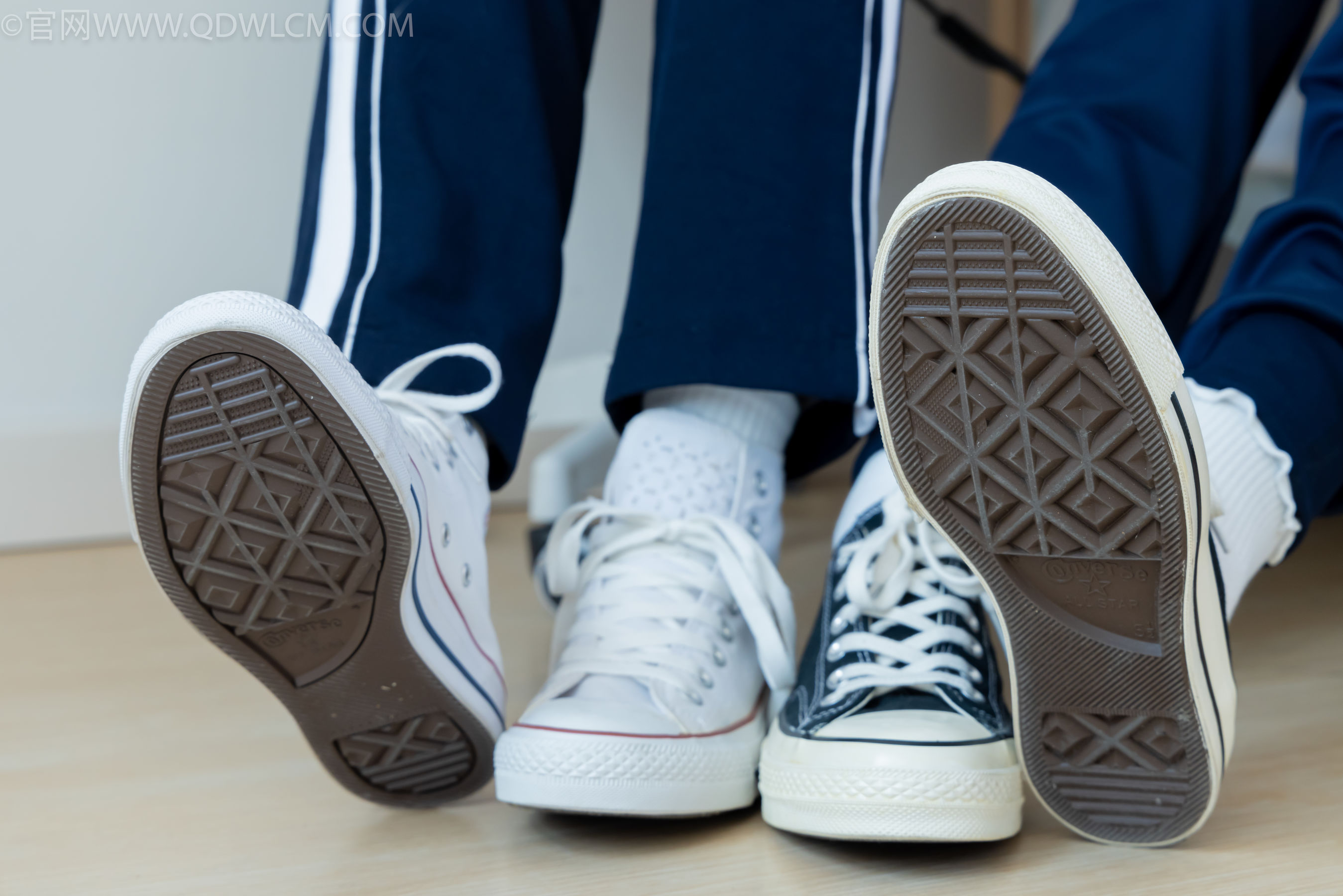 物恋传媒 No.2322 闪闪&青柠 - 帆布鞋、白棉袜、青柠薄肉丝、闪闪薄白丝/(168P)