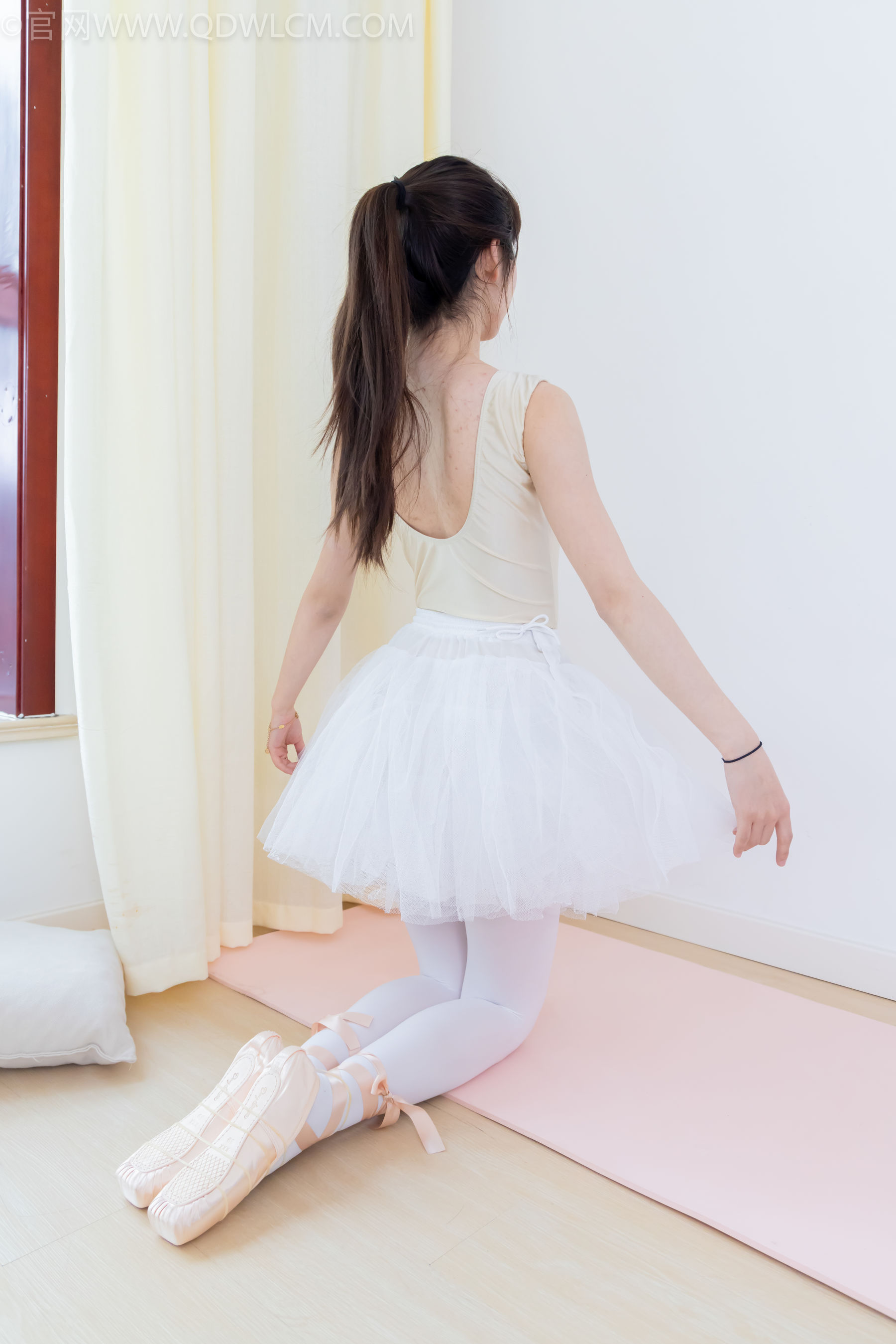 物恋传媒 No.2307 泡泡 - 芭蕾鞋、厚白丝、芭蕾动作、皮筋绑脚剧情/(166P)