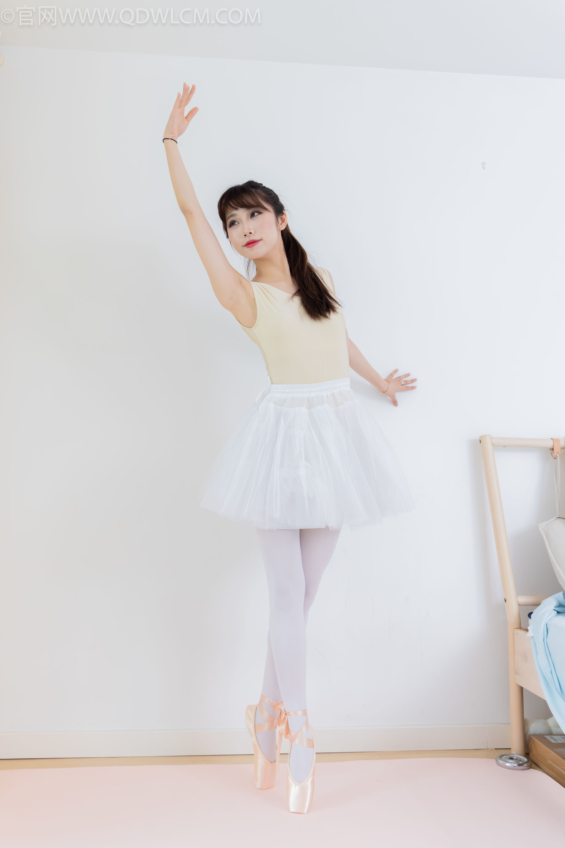 物恋传媒 No.2307 泡泡 - 芭蕾鞋、厚白丝、芭蕾动作、皮筋绑脚剧情/(166P)