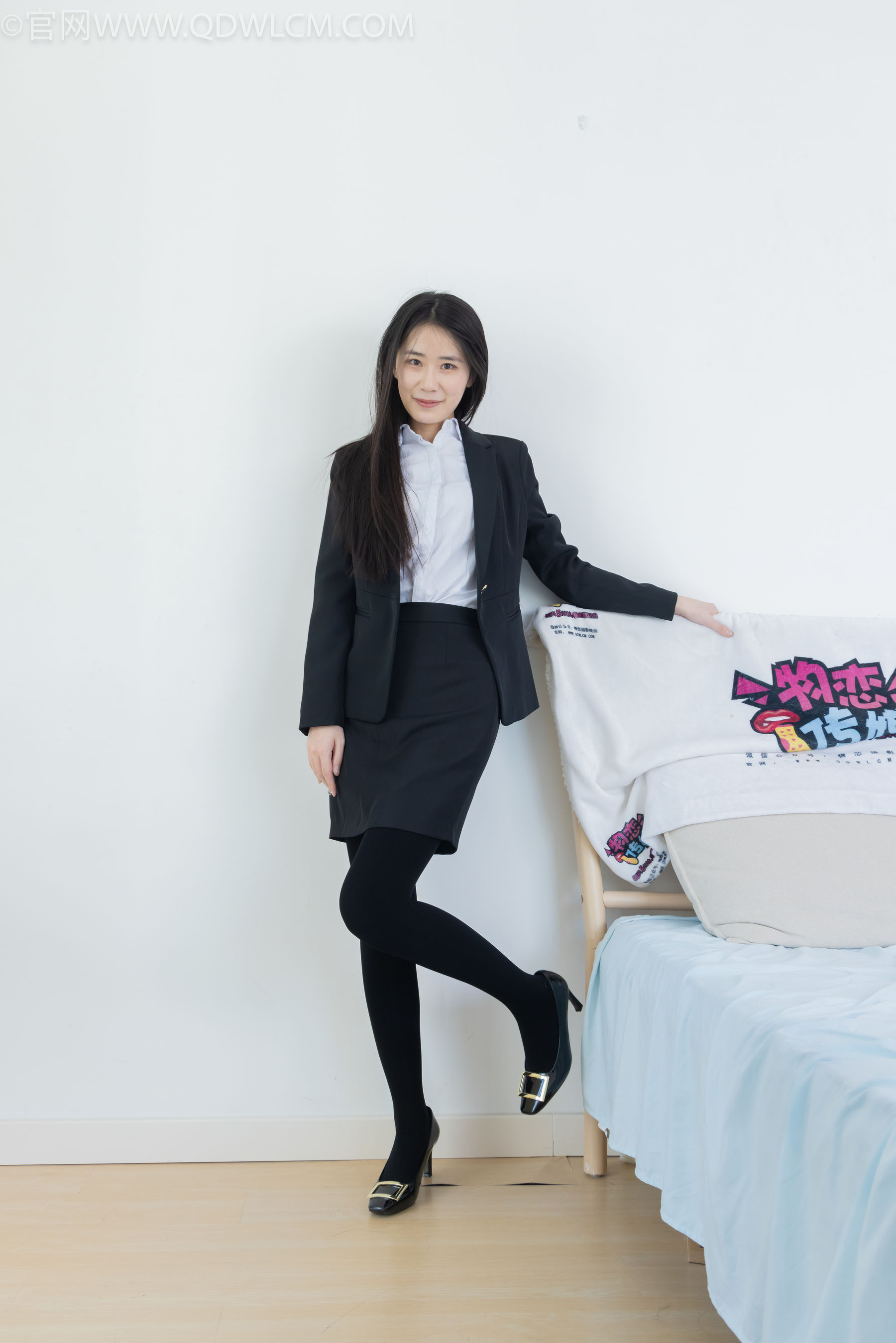 物恋传媒 No.2318 菜菜 - OL制服、高跟鞋、三双厚黑丝叠穿、袜腰展示/(177P)