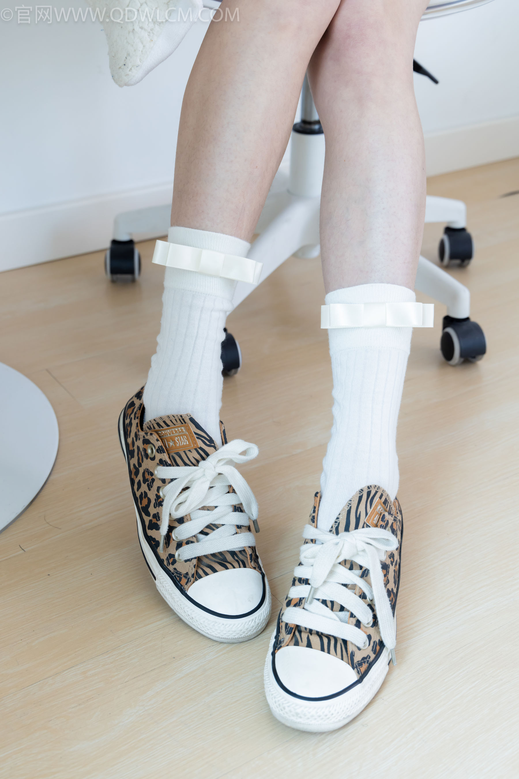 物恋传媒 No.2319 小左 - 帆布鞋、白棉袜、裸足/(155P)
