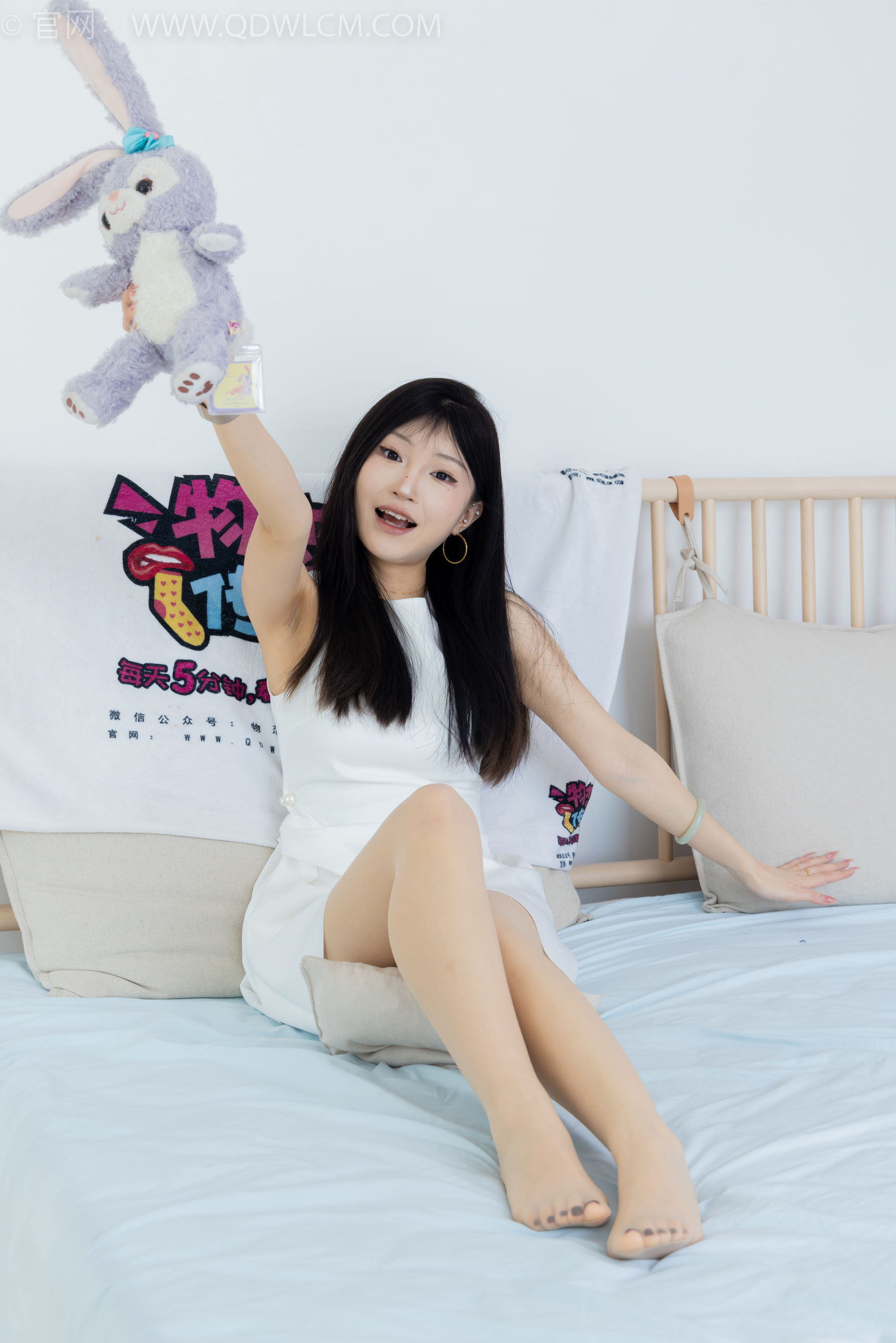 物恋传媒 No.2311 嘟嘟 - 高跟鞋、薄肉丝、气垫梳老头乐挠脚剧情/(170P)