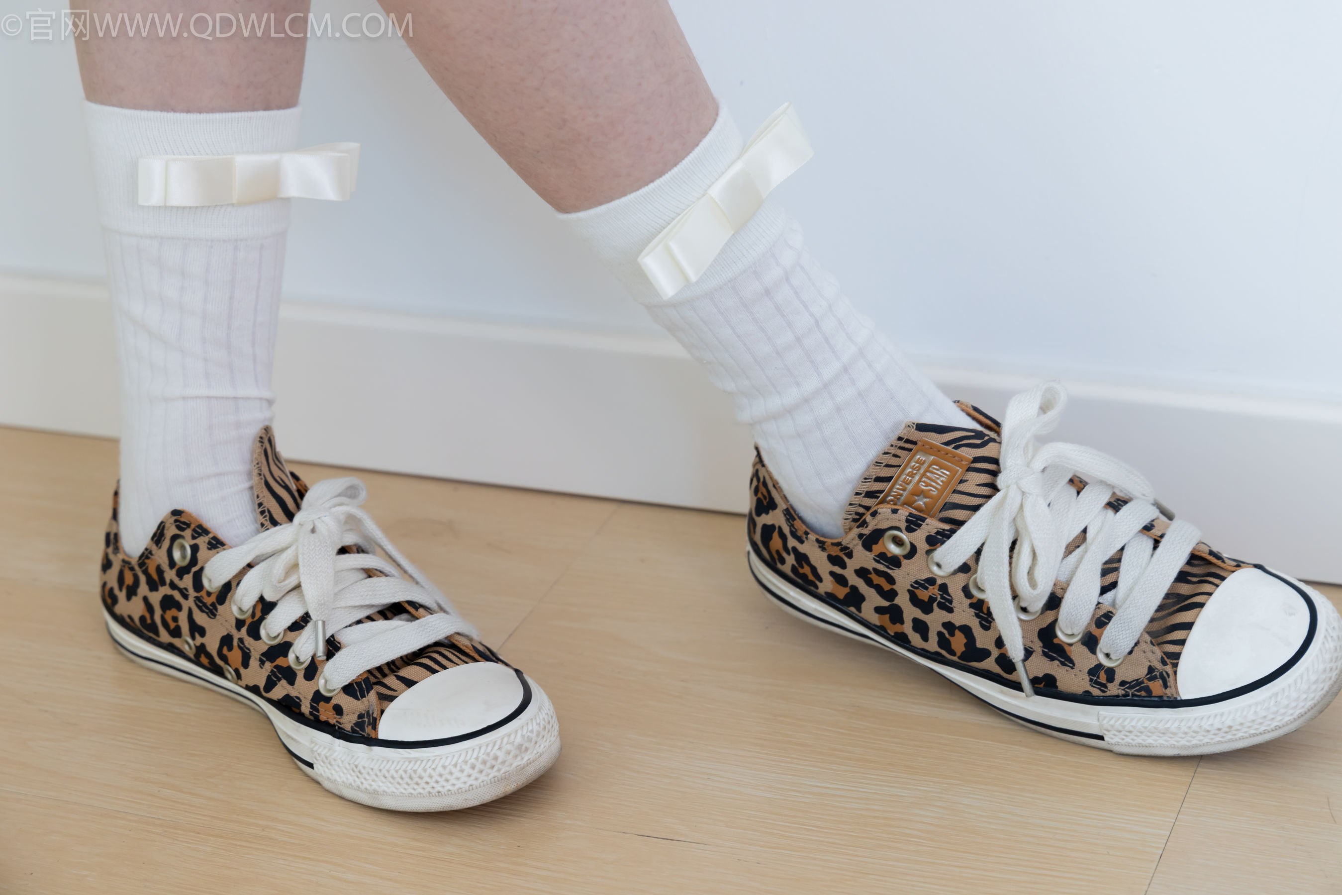 物恋传媒 No.2319 小左 - 帆布鞋、白棉袜、裸足/(155P)