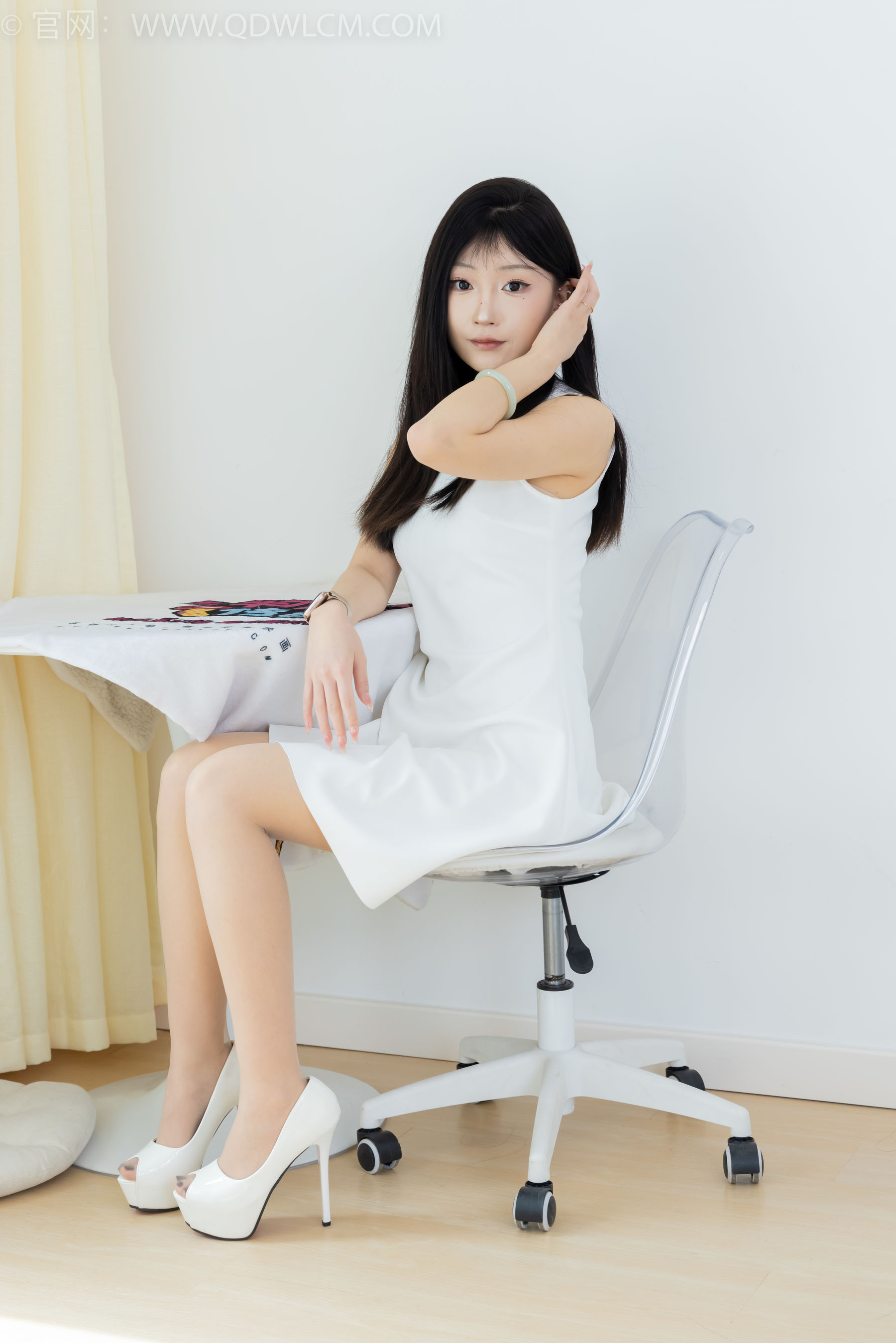 物恋传媒 No.2311 嘟嘟 - 高跟鞋、薄肉丝、气垫梳老头乐挠脚剧情/(170P)