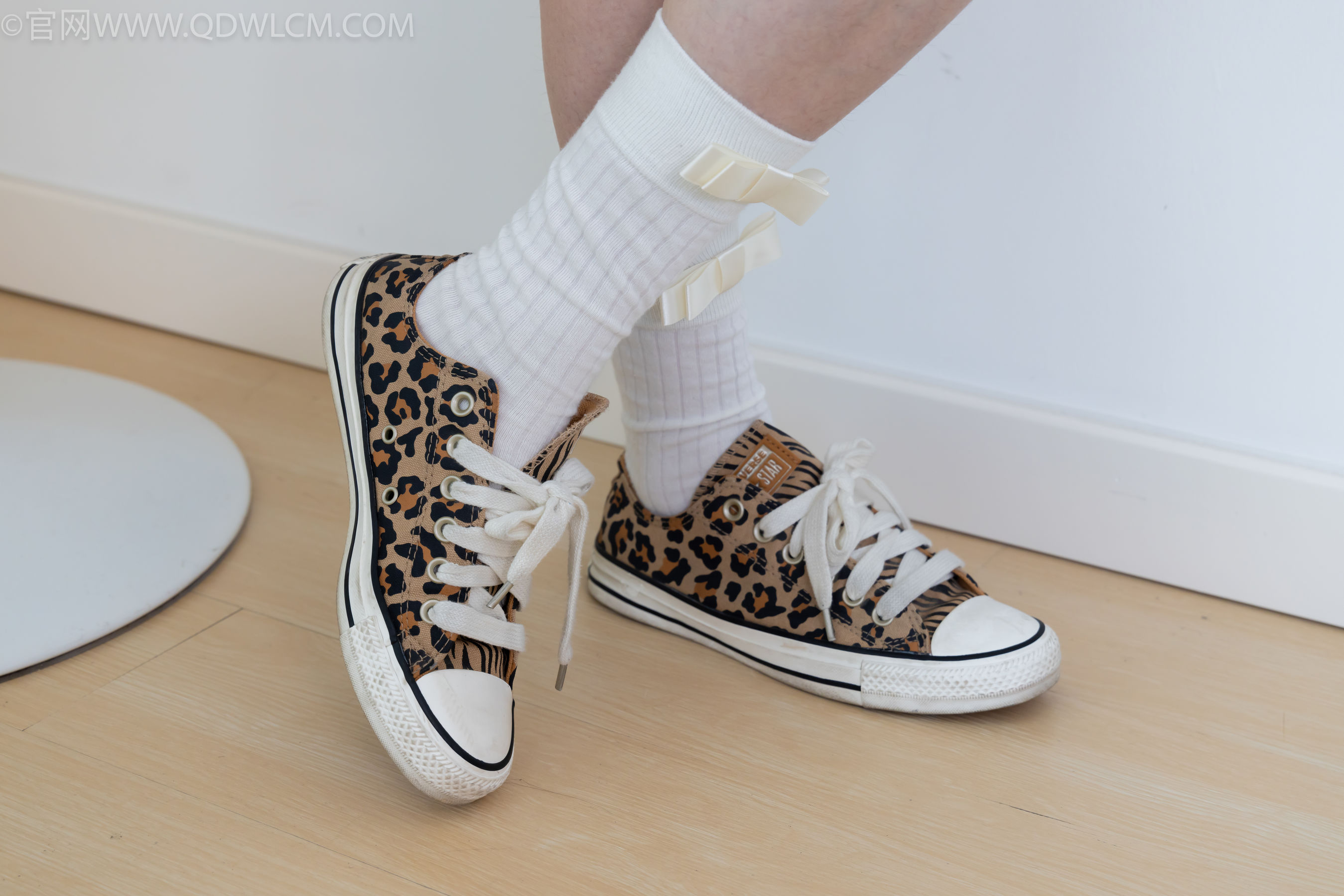 物恋传媒 No.2319 小左 - 帆布鞋、白棉袜、裸足/(155P)