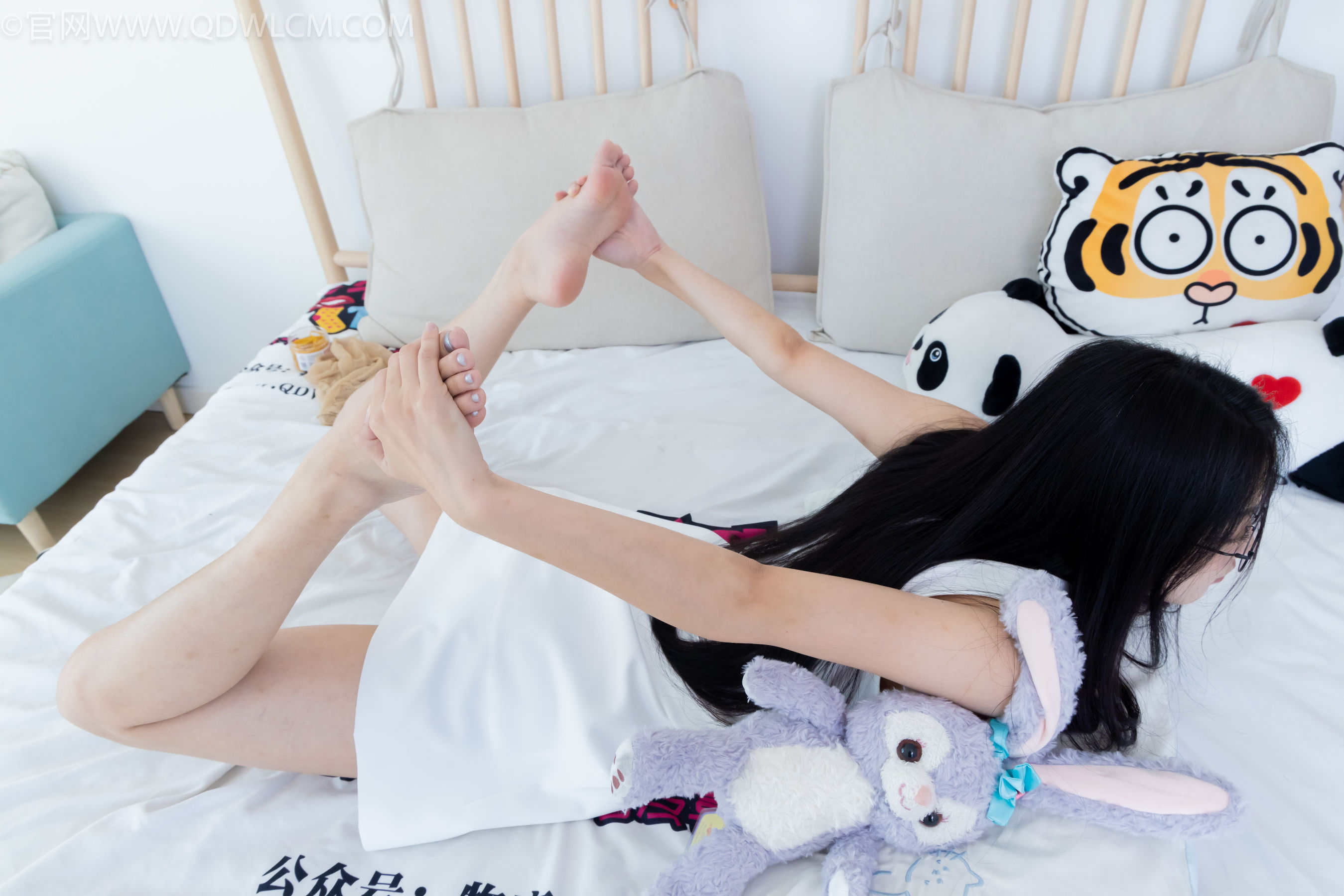 物恋传媒 No.2320 茯苓 - 凉鞋、薄肉丝、裸足、皮筋绑脚以及挠脚心剧情/(159P)