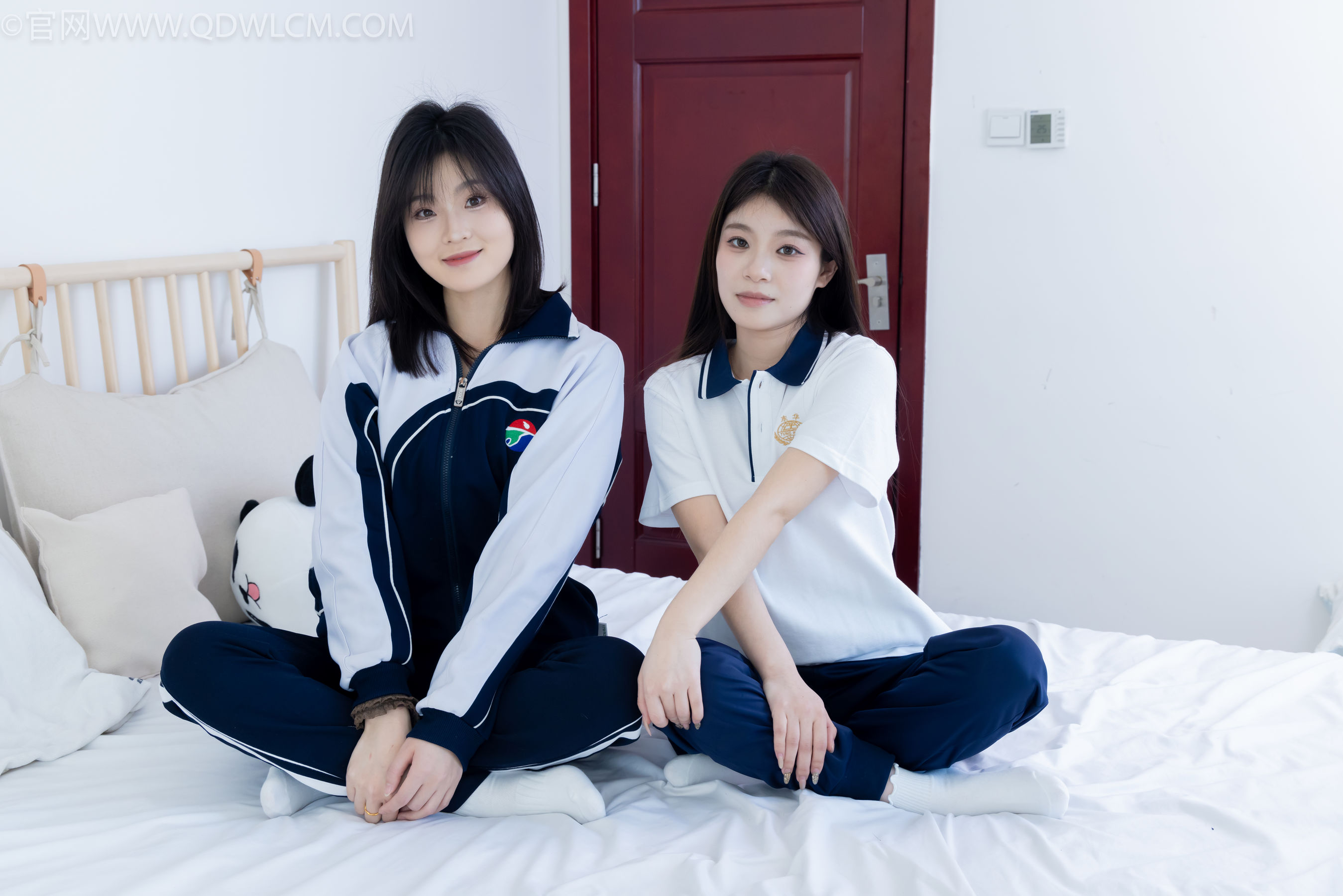 物恋传媒 No.2322 闪闪&青柠 - 帆布鞋、白棉袜、青柠薄肉丝、闪闪薄白丝/(168P)