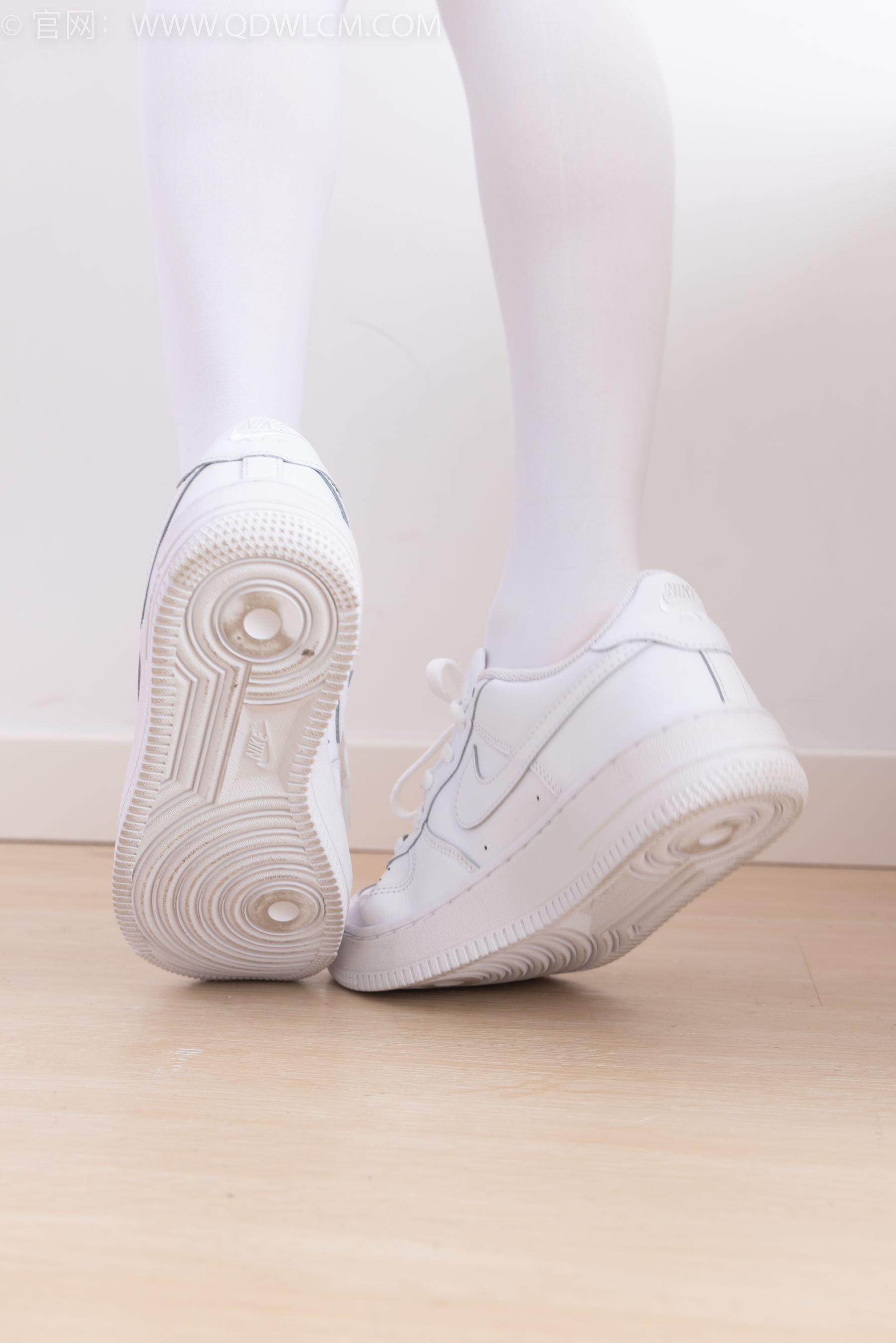 物恋传媒 No.2317 闪闪 - 板鞋、厚白丝、jk制服/(160P)