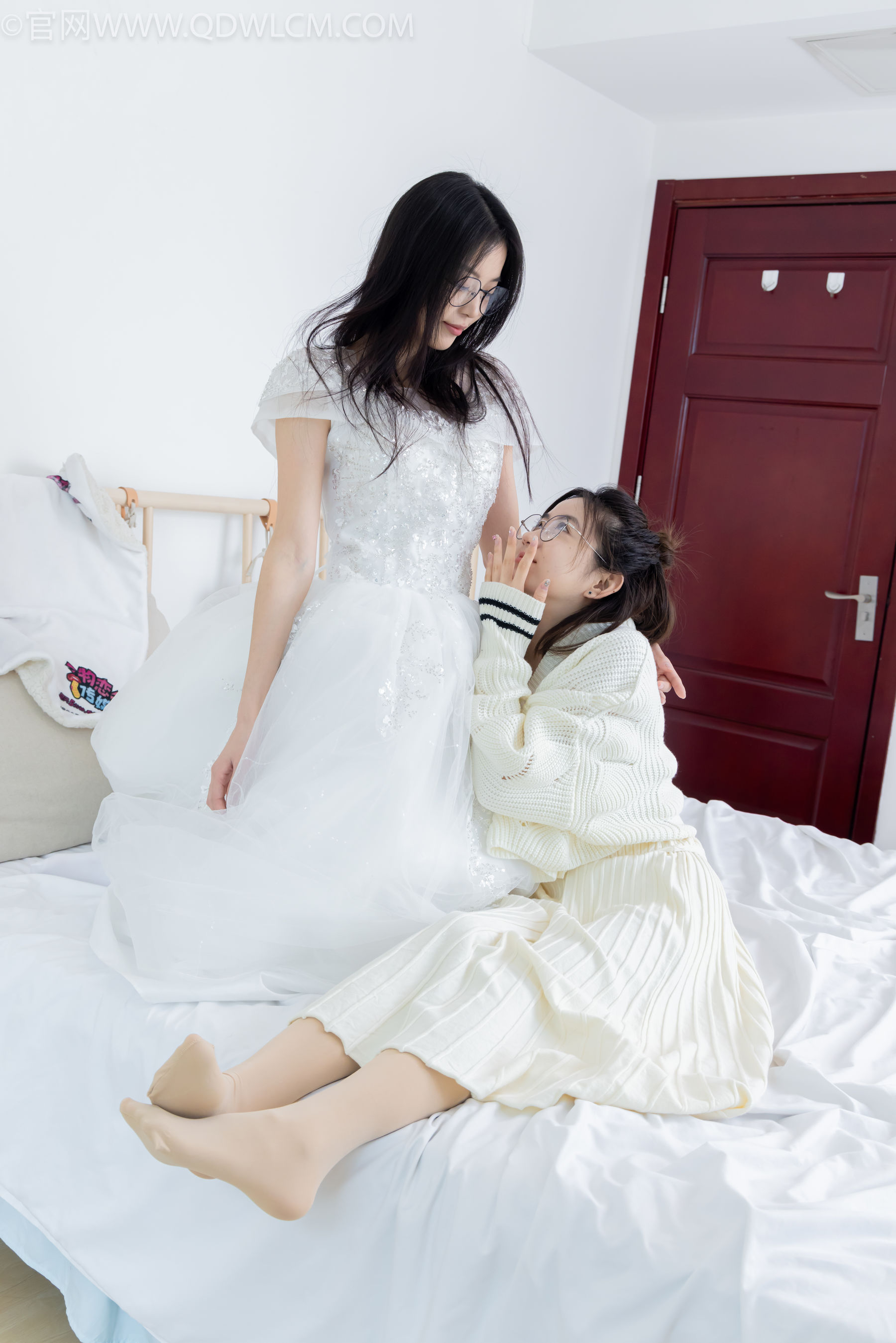 物恋传媒 No.2308 茯苓&欢欢 - 高跟鞋、马丁靴、厚白丝、厚肉丝、瑜伽动作、婚纱/(154P)