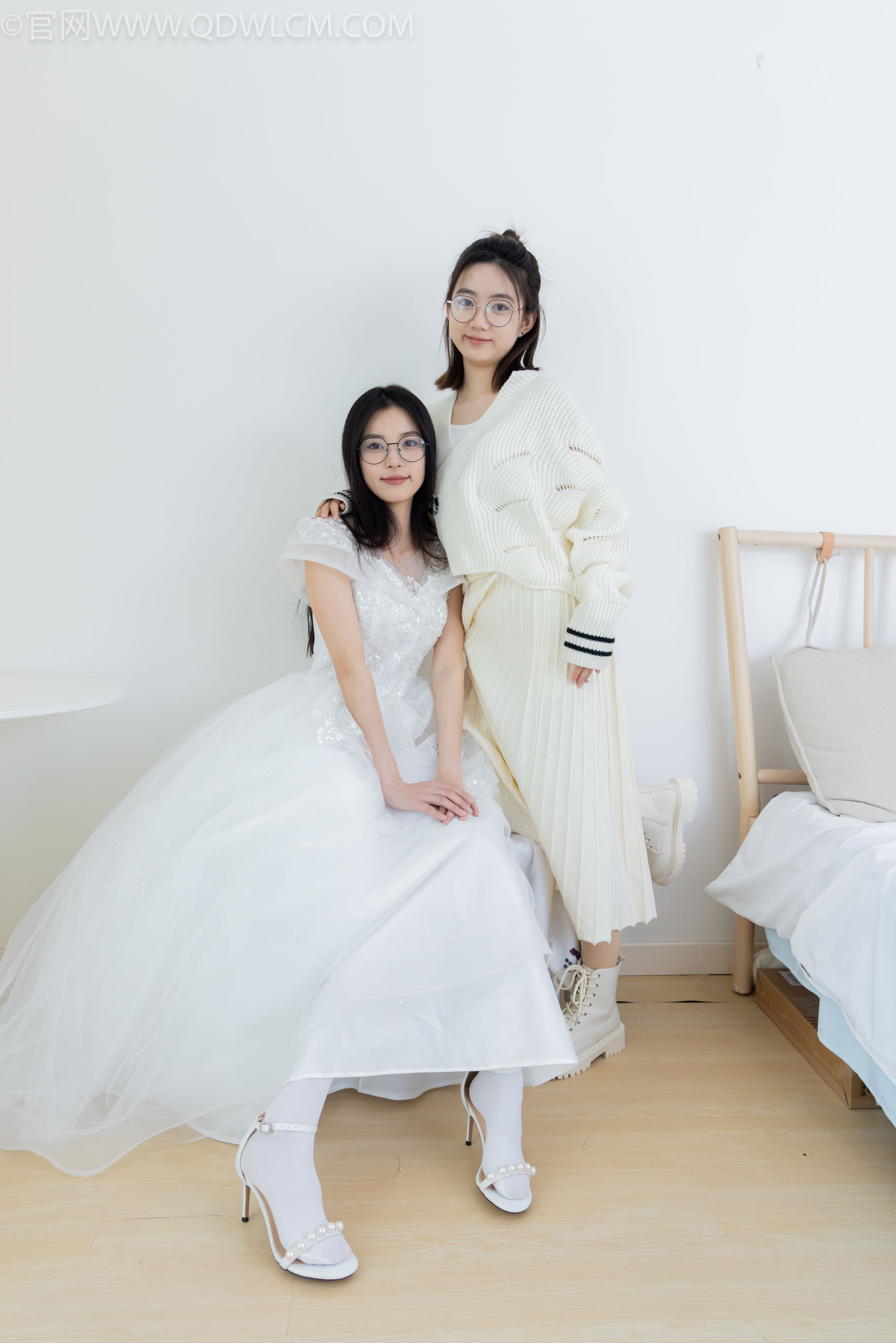 物恋传媒 No.2308 茯苓&欢欢 - 高跟鞋、马丁靴、厚白丝、厚肉丝、瑜伽动作、婚纱/(154P)