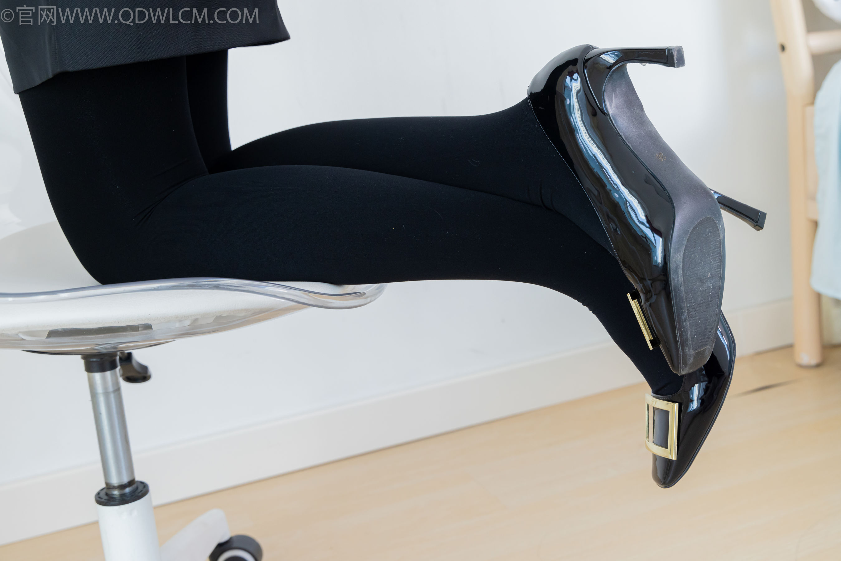 物恋传媒 No.2318 菜菜 - OL制服、高跟鞋、三双厚黑丝叠穿、袜腰展示/(177P)