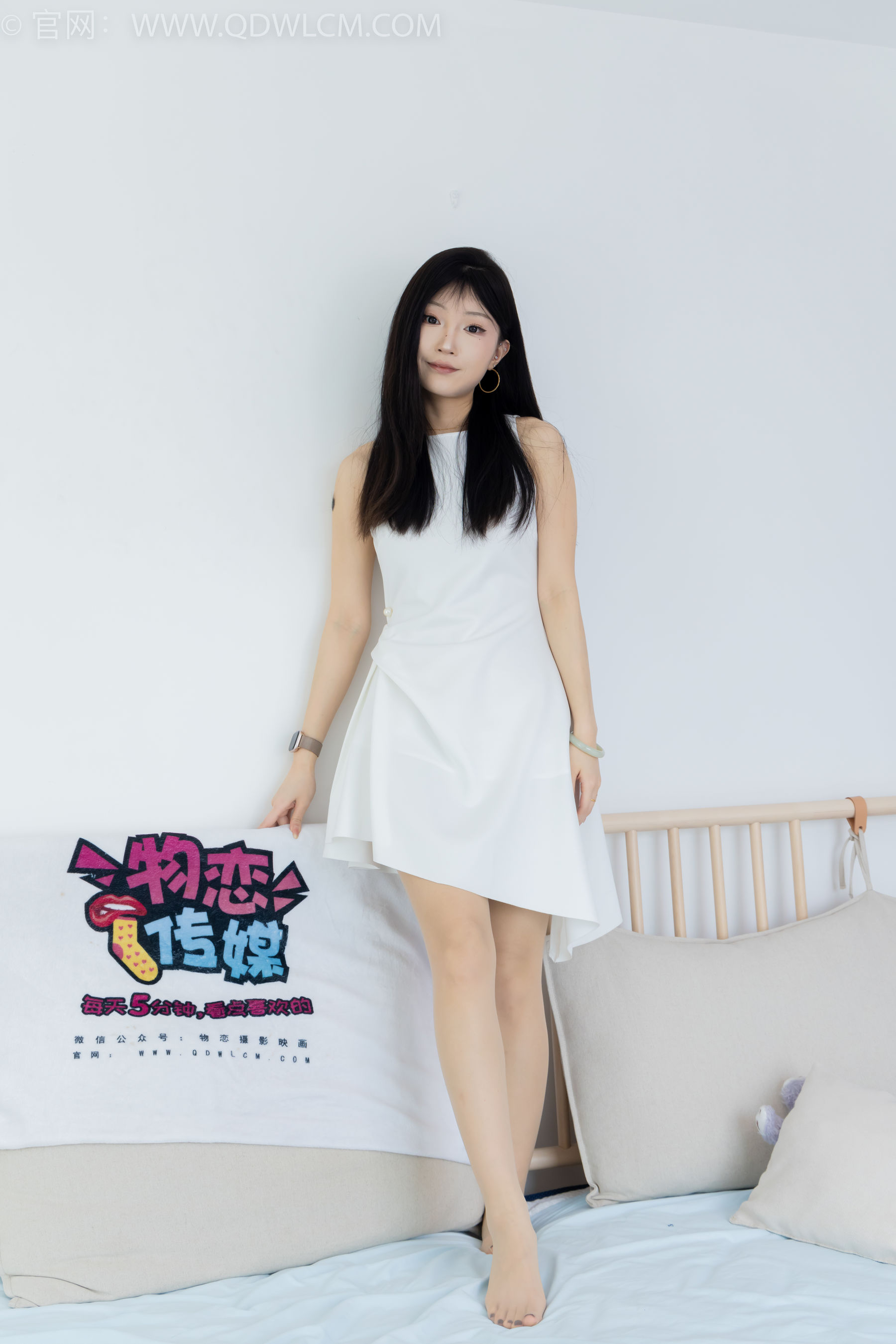 物恋传媒 No.2311 嘟嘟 - 高跟鞋、薄肉丝、气垫梳老头乐挠脚剧情/(170P)