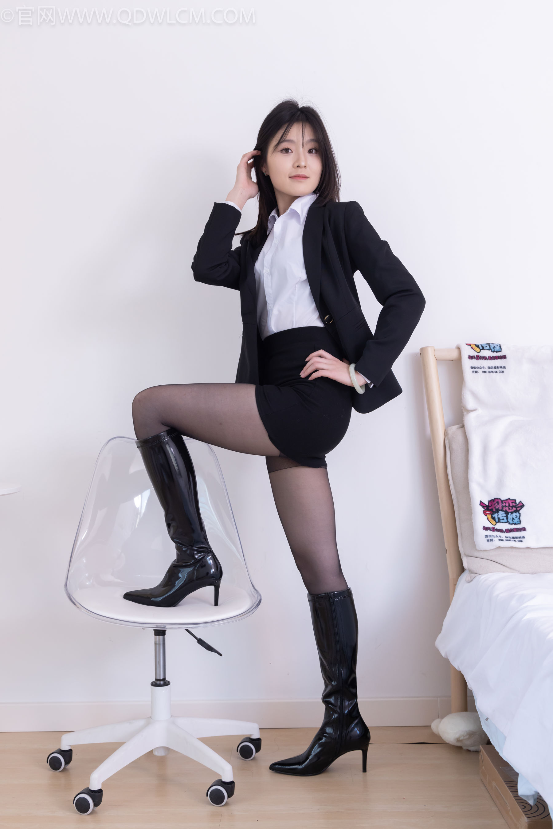 物恋传媒 No.2306 青柠 - 高跟长靴、薄黑丝、ol制服/(260P)