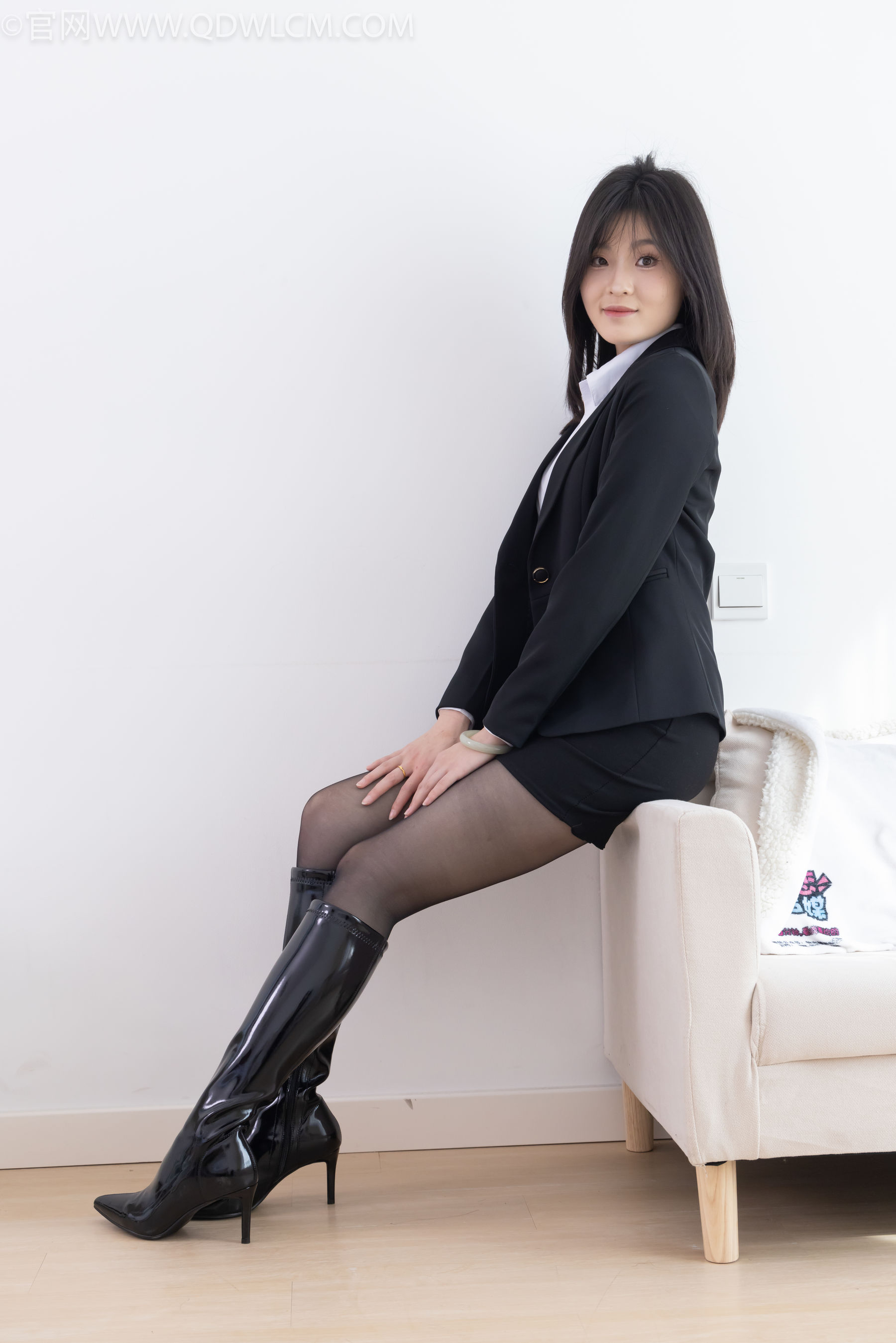 物恋传媒 No.2306 青柠 - 高跟长靴、薄黑丝、ol制服/(260P)