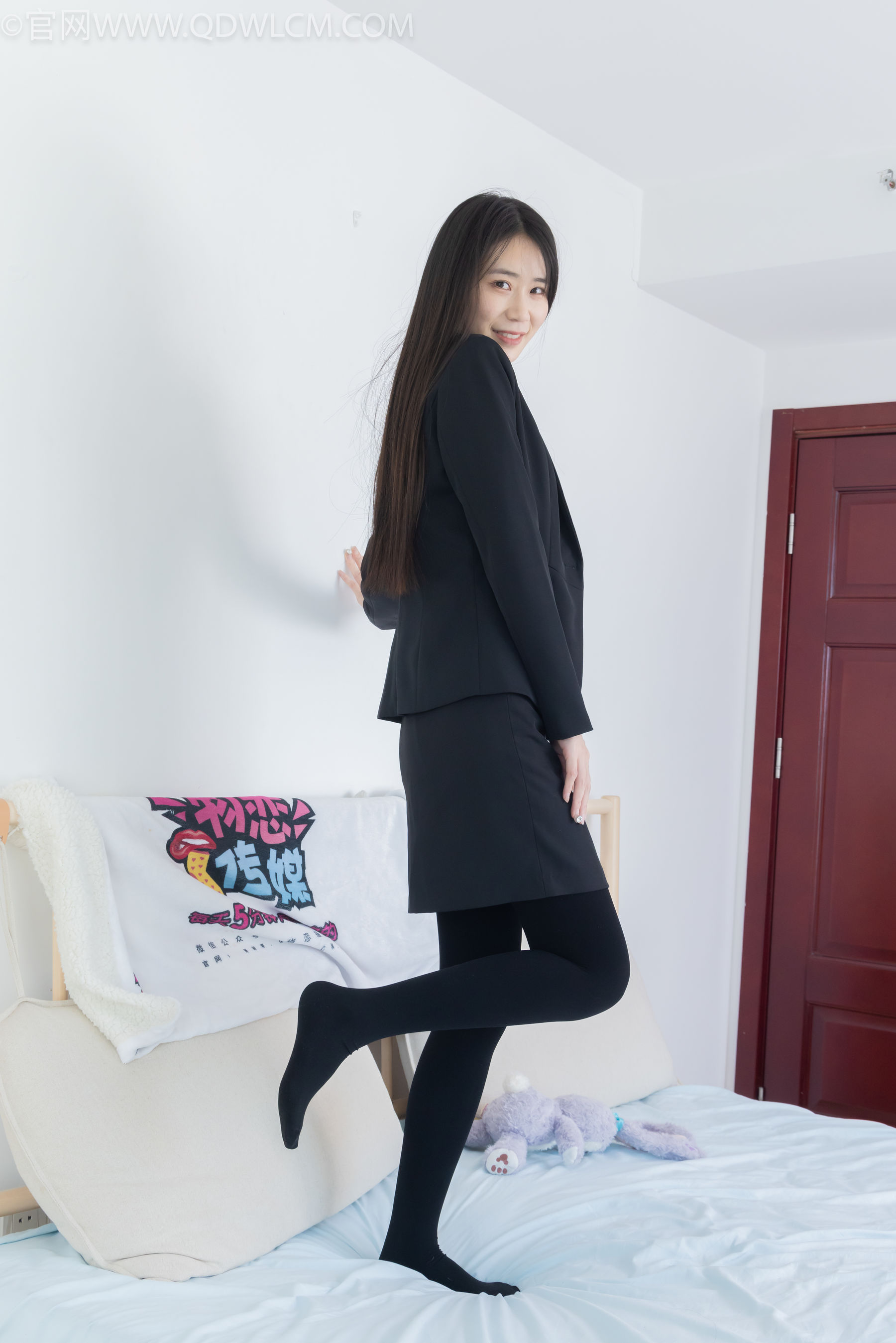 物恋传媒 No.2318 菜菜 - OL制服、高跟鞋、三双厚黑丝叠穿、袜腰展示/(177P)