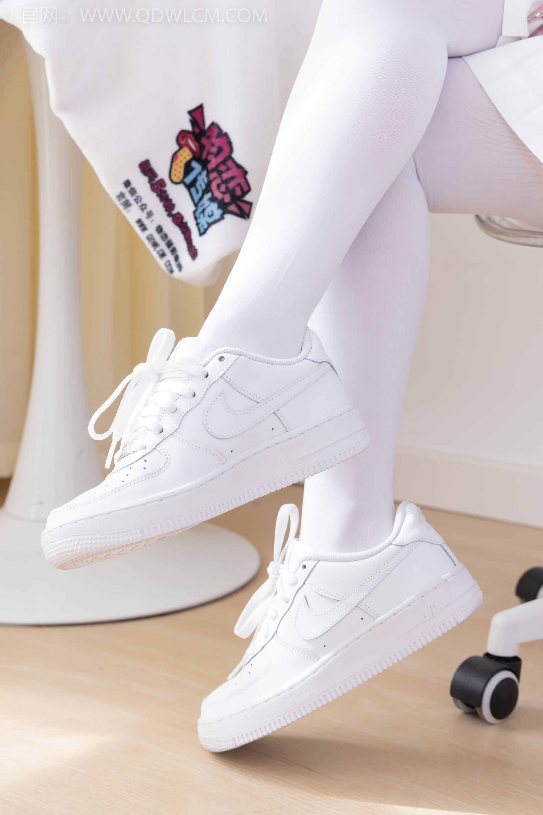 物恋传媒 No.2317 闪闪 - 板鞋、厚白丝、jk制服/(160P)