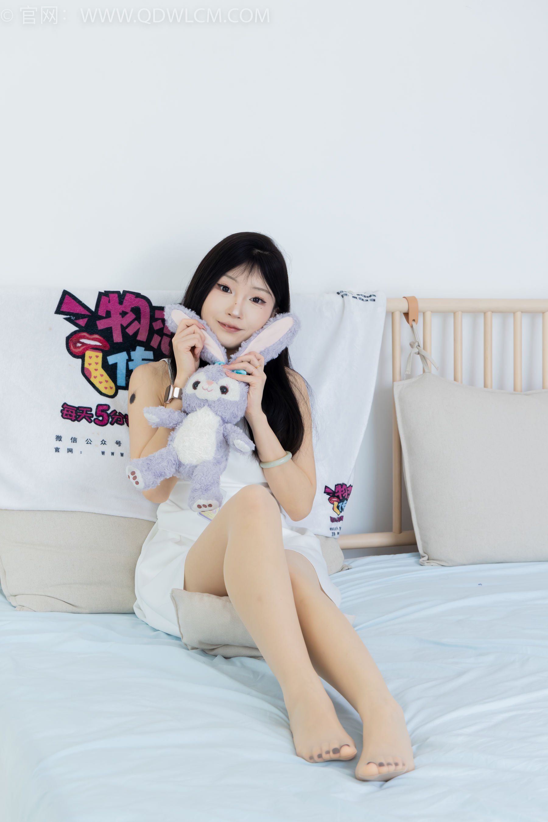 物恋传媒 No.2311 嘟嘟 - 高跟鞋、薄肉丝、气垫梳老头乐挠脚剧情/(170P)