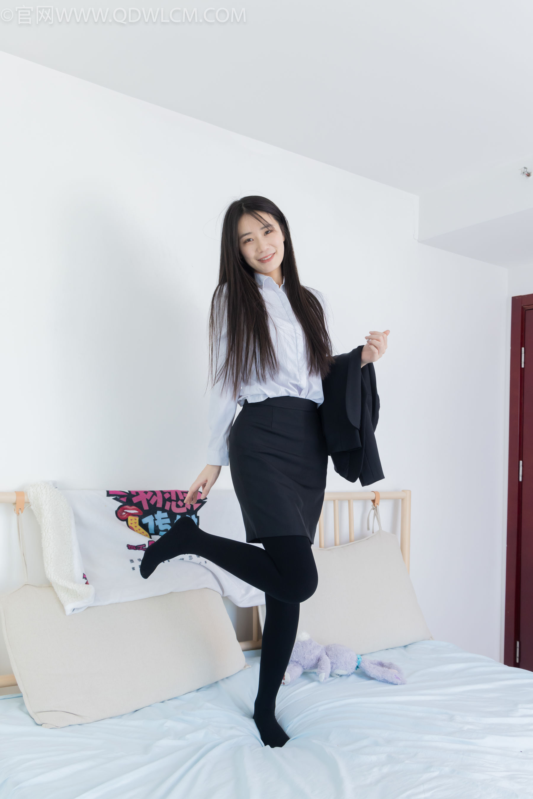 物恋传媒 No.2318 菜菜 - OL制服、高跟鞋、三双厚黑丝叠穿、袜腰展示/(177P)