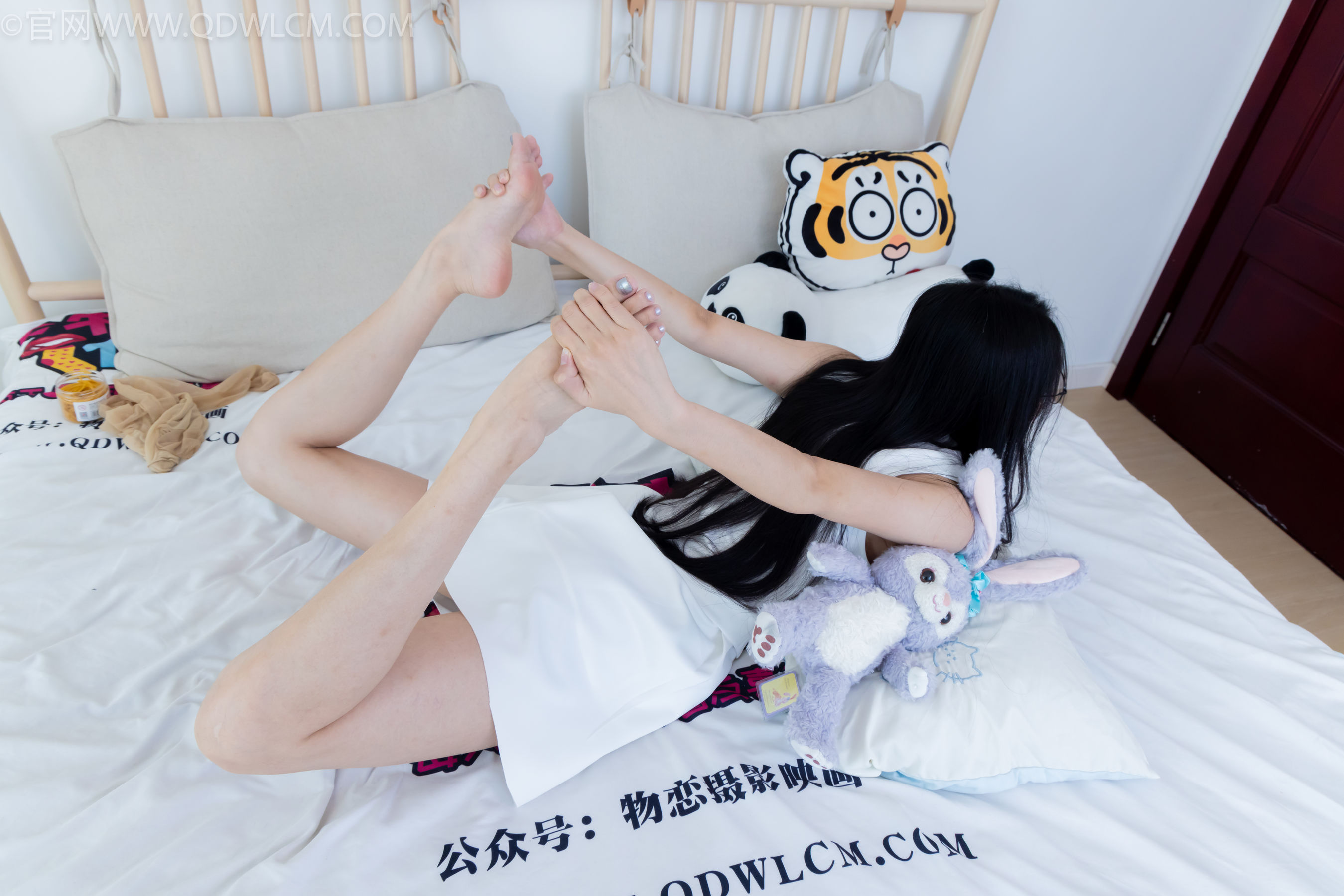 物恋传媒 No.2320 茯苓 - 凉鞋、薄肉丝、裸足、皮筋绑脚以及挠脚心剧情/(159P)