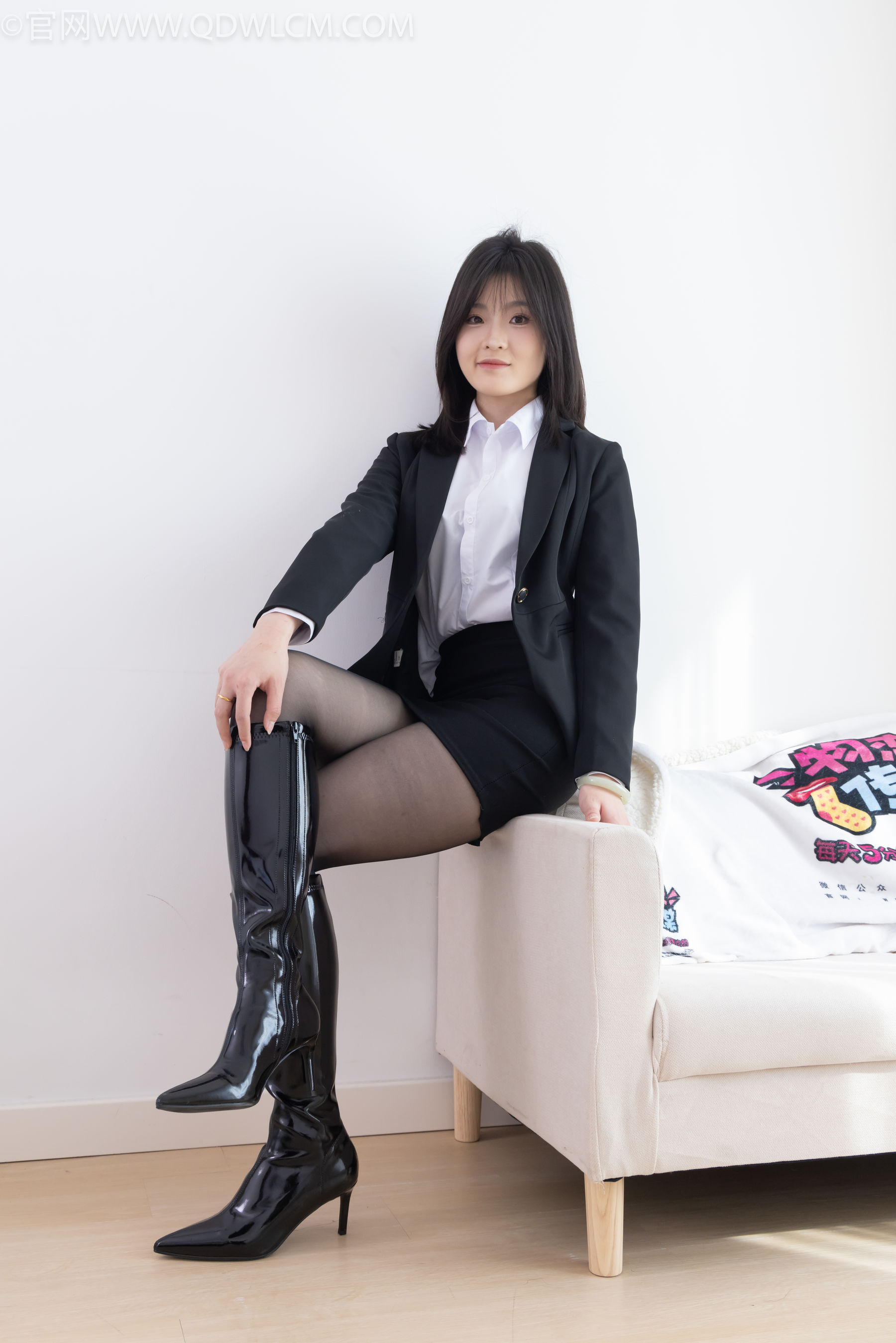 物恋传媒 No.2306 青柠 - 高跟长靴、薄黑丝、ol制服/(260P)