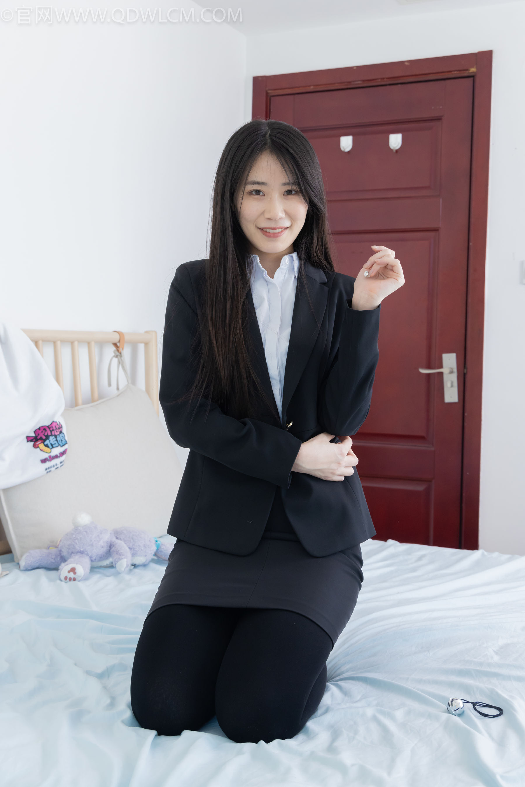 物恋传媒 No.2318 菜菜 - OL制服、高跟鞋、三双厚黑丝叠穿、袜腰展示/(177P)