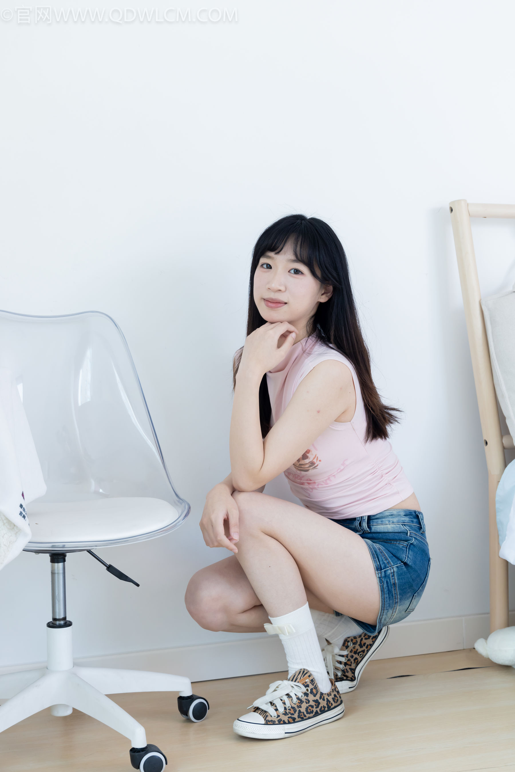 物恋传媒 No.2319 小左 - 帆布鞋、白棉袜、裸足/(155P)