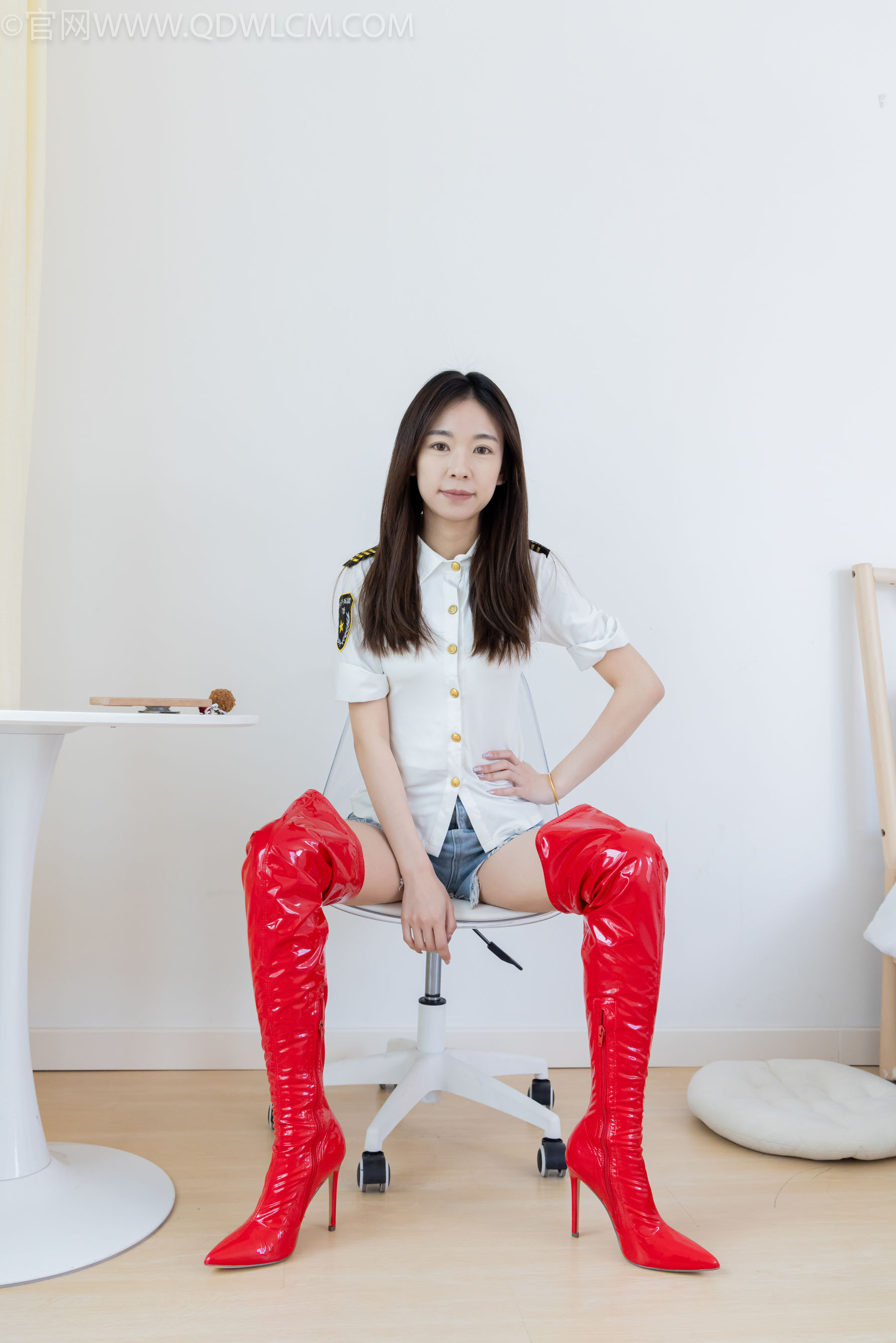 物恋传媒 No.2309 婷婷 - 高跟长靴、白棉袜、裸足/(173P)