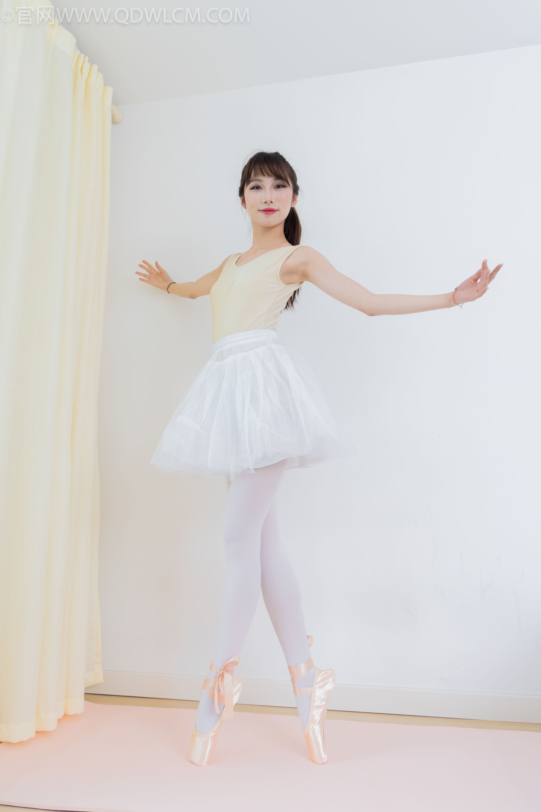 物恋传媒 No.2307 泡泡 - 芭蕾鞋、厚白丝、芭蕾动作、皮筋绑脚剧情/(166P)