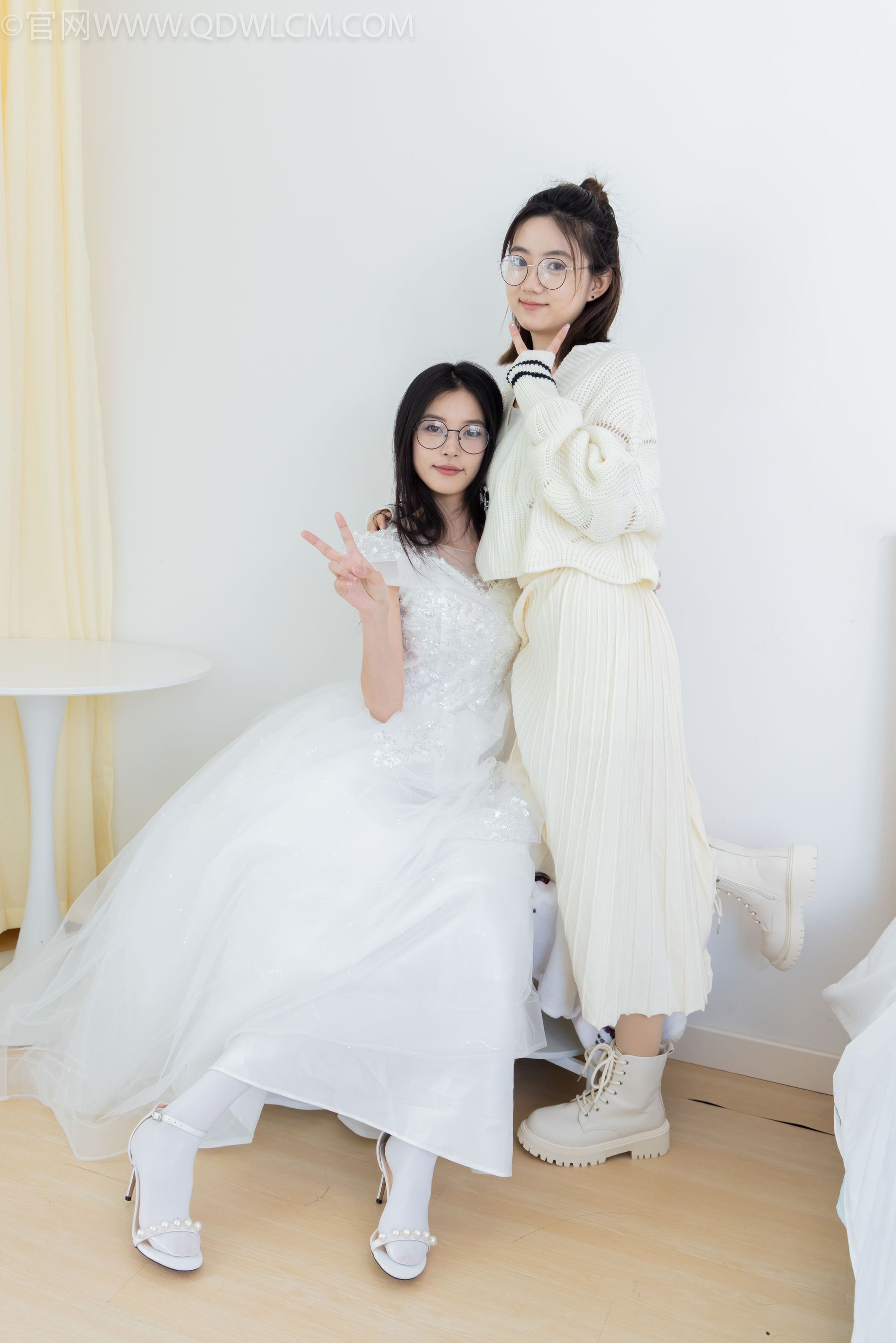 物恋传媒 No.2308 茯苓&欢欢 - 高跟鞋、马丁靴、厚白丝、厚肉丝、瑜伽动作、婚纱/(154P)