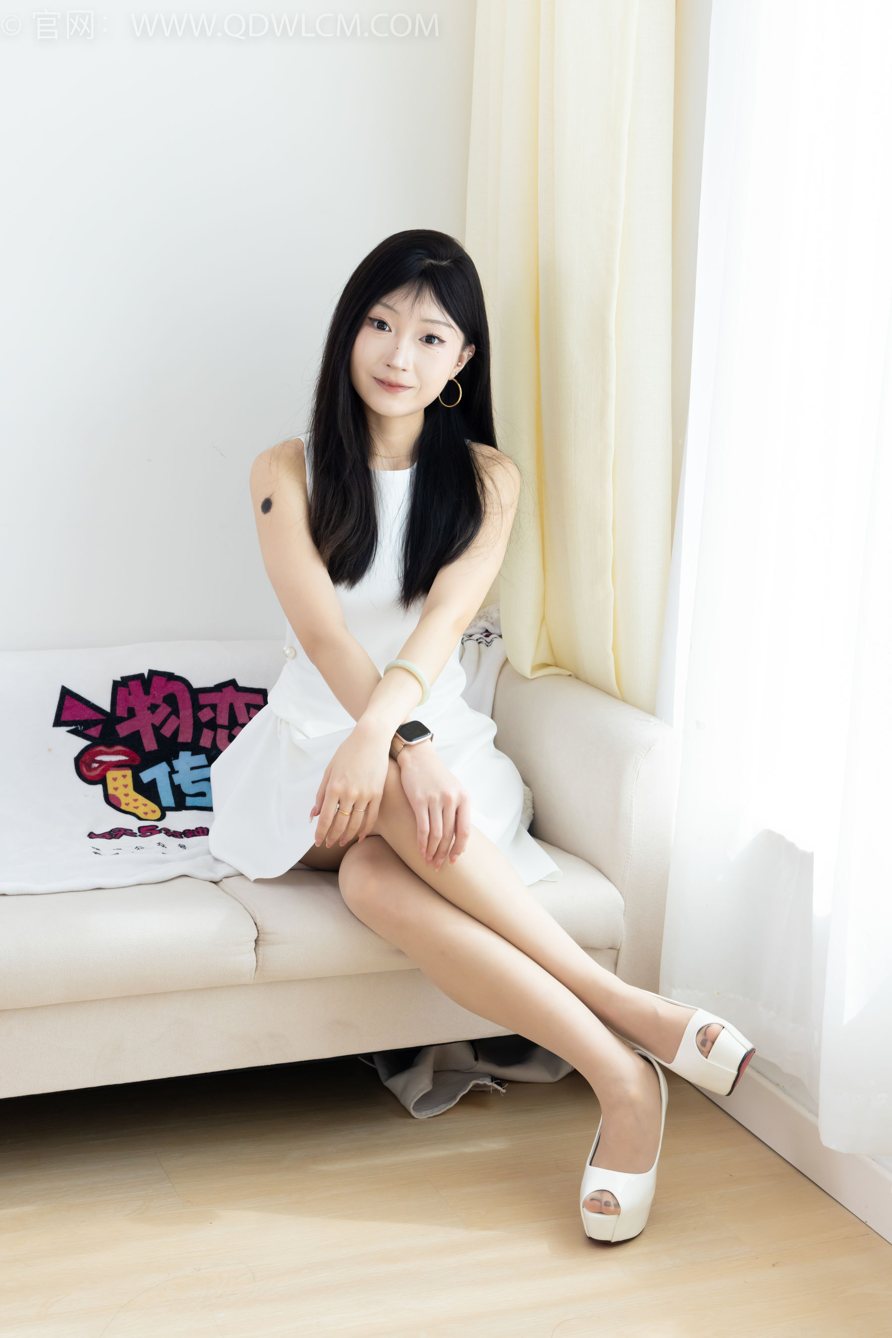 物恋传媒 No.2311 嘟嘟 - 高跟鞋、薄肉丝、气垫梳老头乐挠脚剧情/(170P)