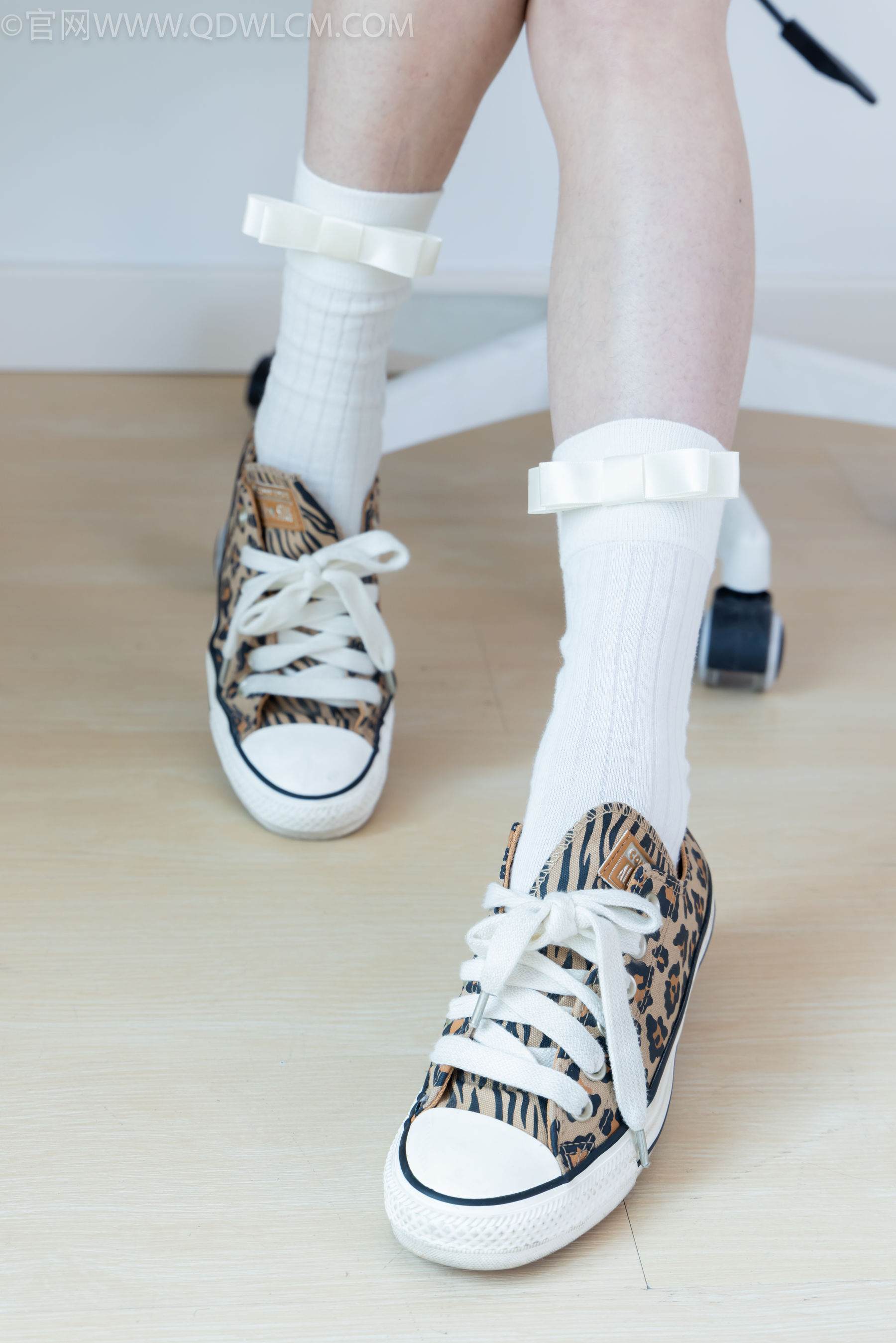 物恋传媒 No.2319 小左 - 帆布鞋、白棉袜、裸足/(155P)