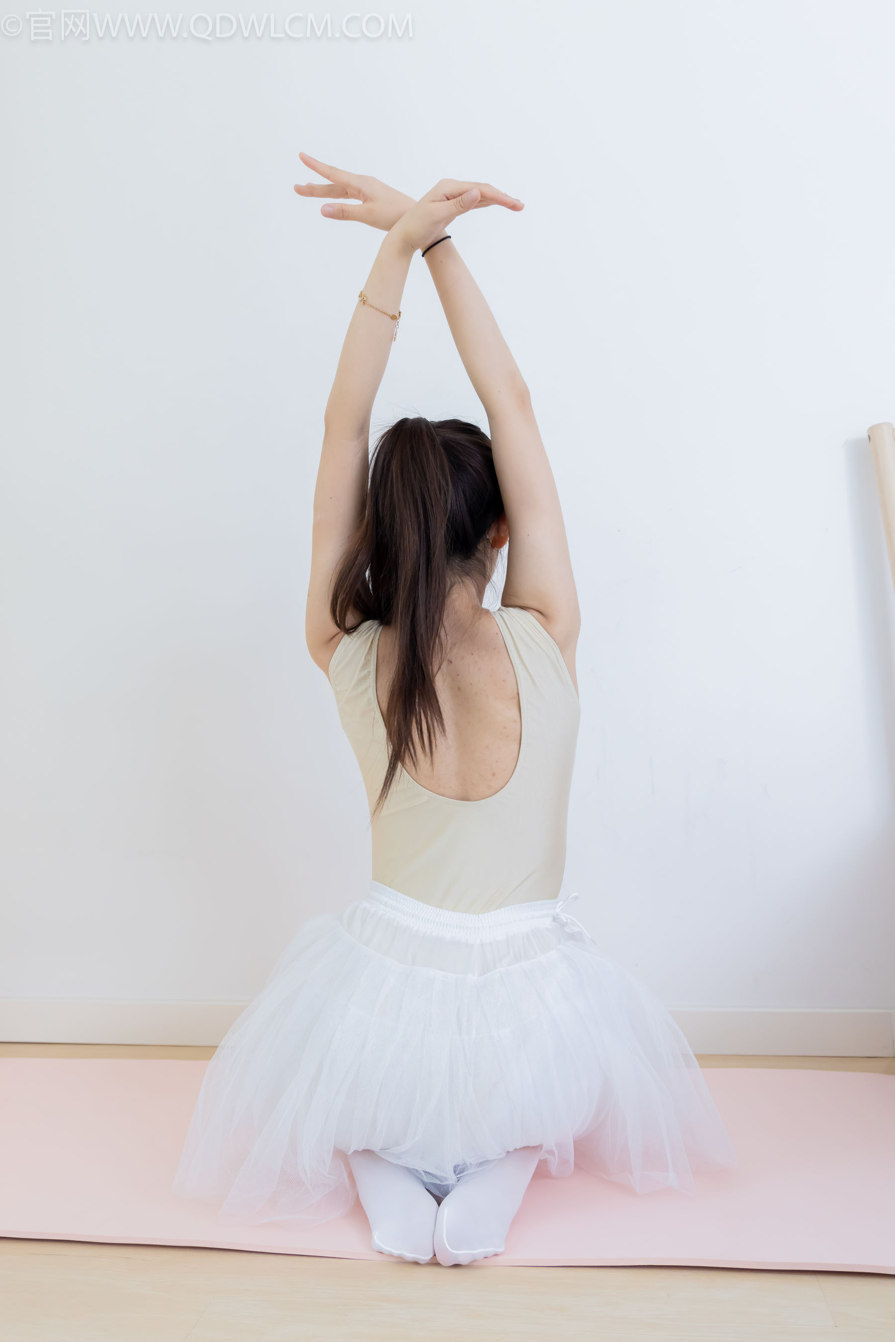 物恋传媒 No.2307 泡泡 - 芭蕾鞋、厚白丝、芭蕾动作、皮筋绑脚剧情/(166P)