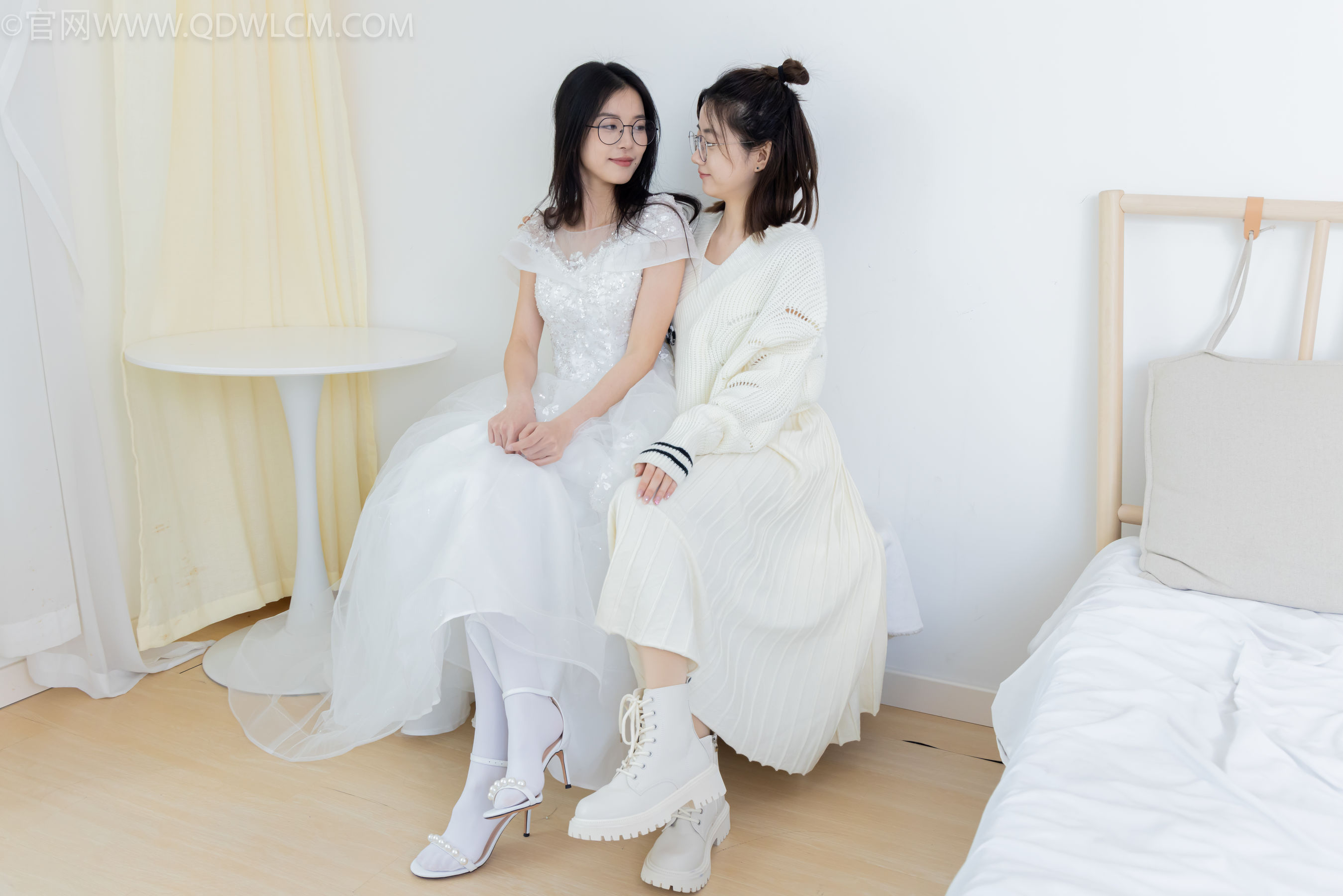 物恋传媒 No.2308 茯苓&欢欢 - 高跟鞋、马丁靴、厚白丝、厚肉丝、瑜伽动作、婚纱/(154P)