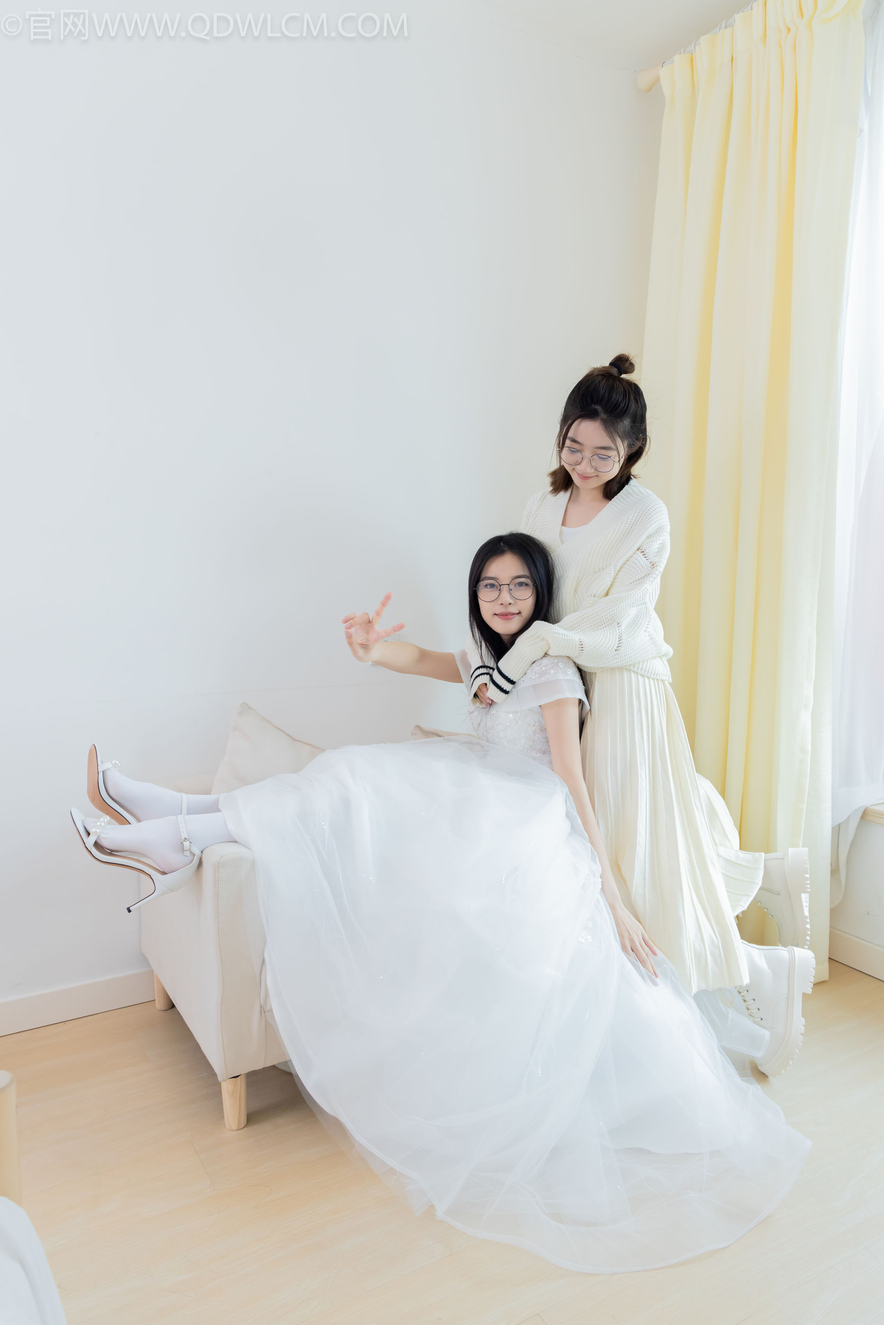 物恋传媒 No.2308 茯苓&欢欢 - 高跟鞋、马丁靴、厚白丝、厚肉丝、瑜伽动作、婚纱/(154P)