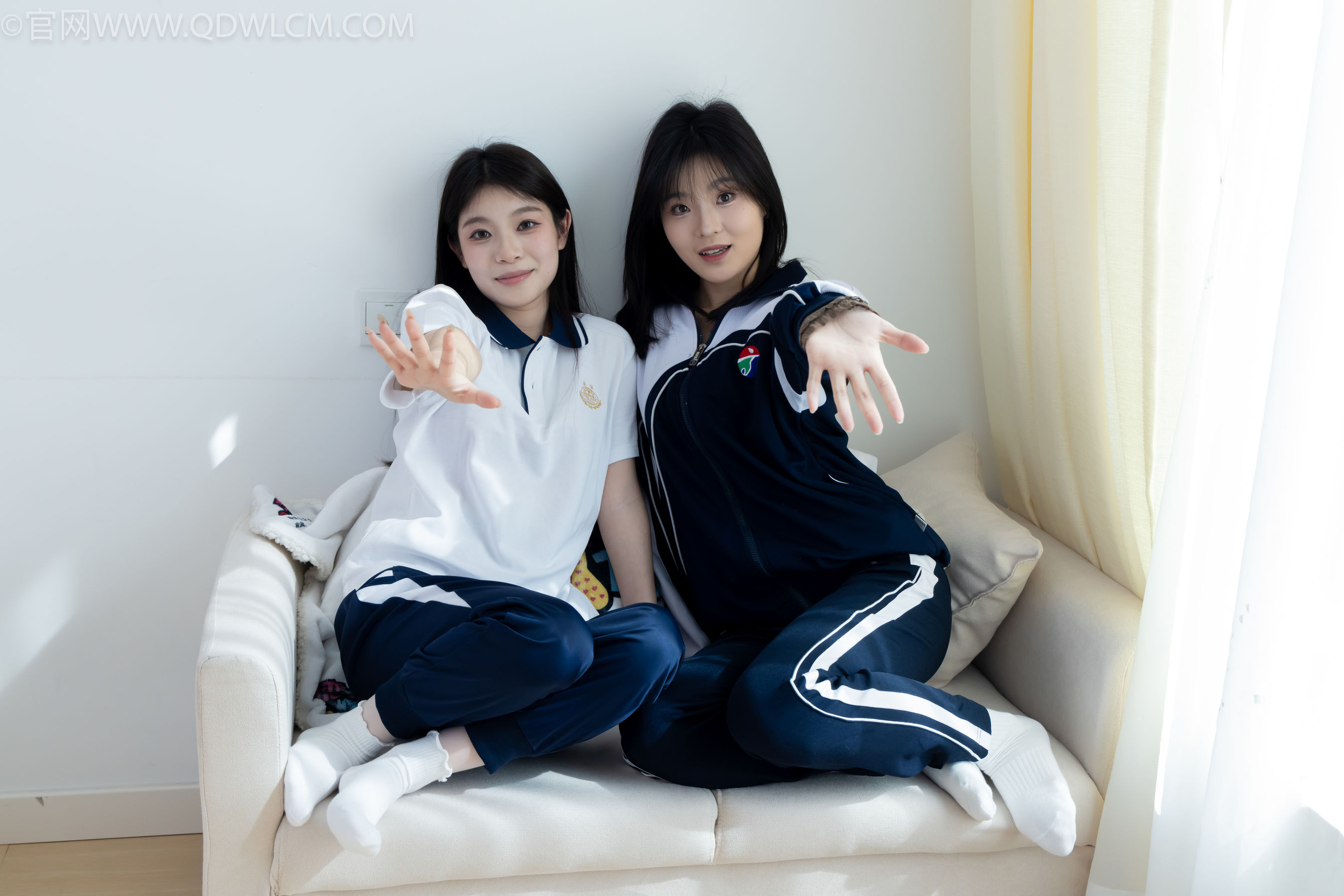 物恋传媒 No.2322 闪闪&青柠 - 帆布鞋、白棉袜、青柠薄肉丝、闪闪薄白丝/(168P)