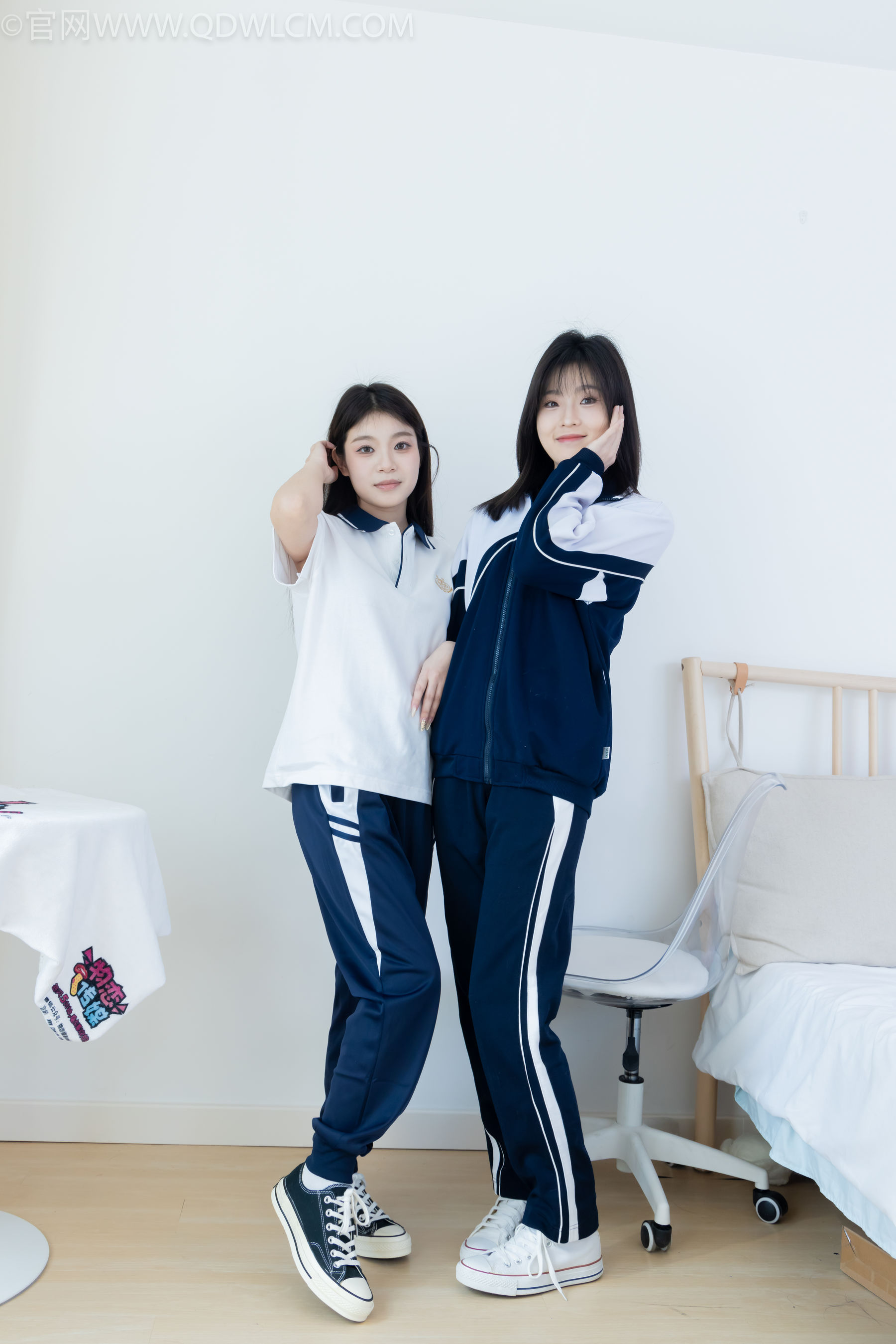 物恋传媒 No.2322 闪闪&青柠 - 帆布鞋、白棉袜、青柠薄肉丝、闪闪薄白丝/(168P)