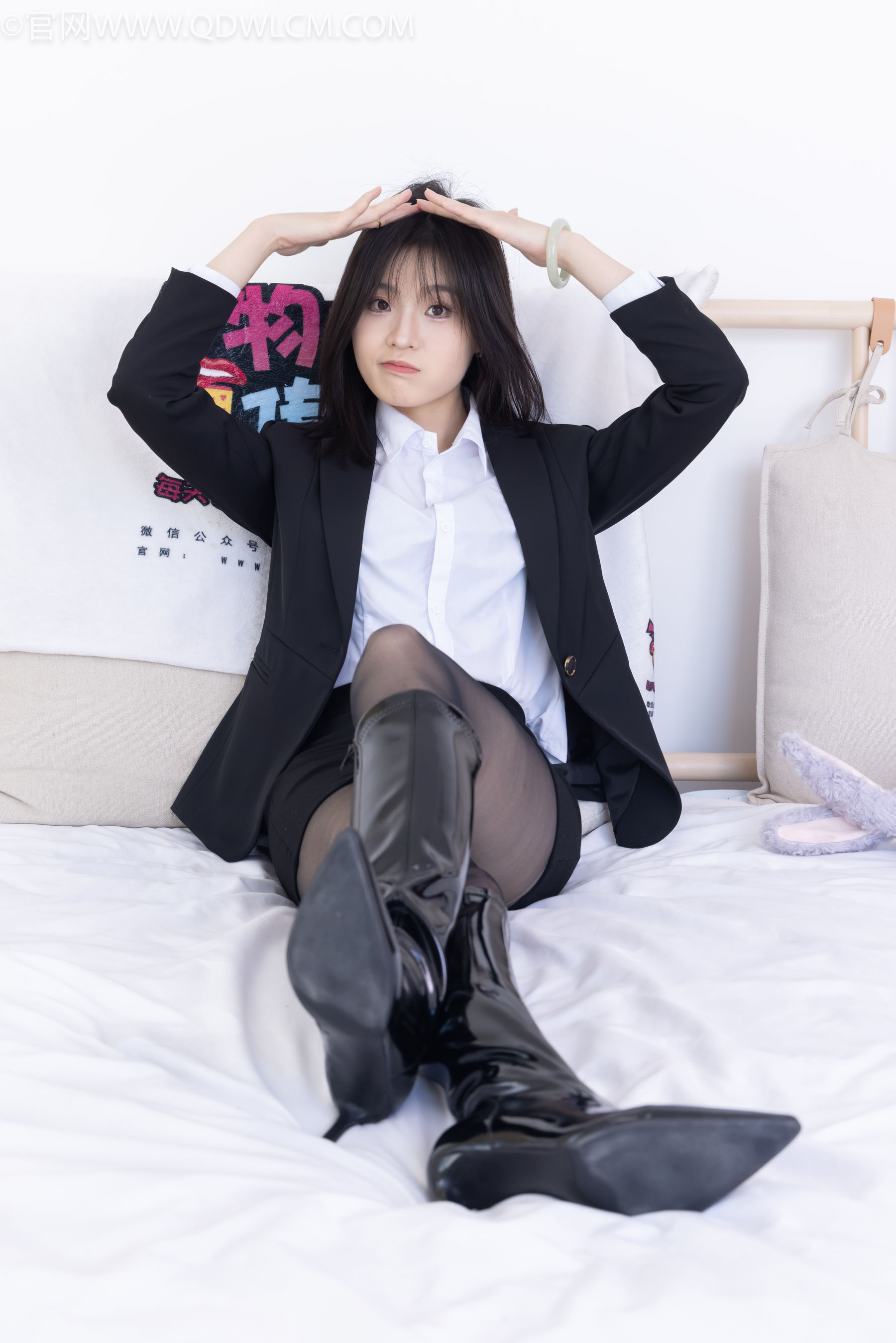 物恋传媒 No.2306 青柠 - 高跟长靴、薄黑丝、ol制服/(260P)