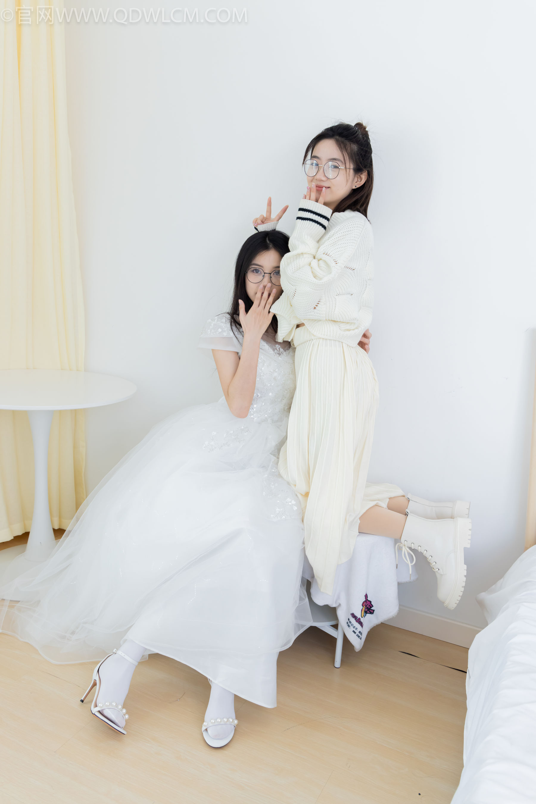 物恋传媒 No.2308 茯苓&欢欢 - 高跟鞋、马丁靴、厚白丝、厚肉丝、瑜伽动作、婚纱/(154P)