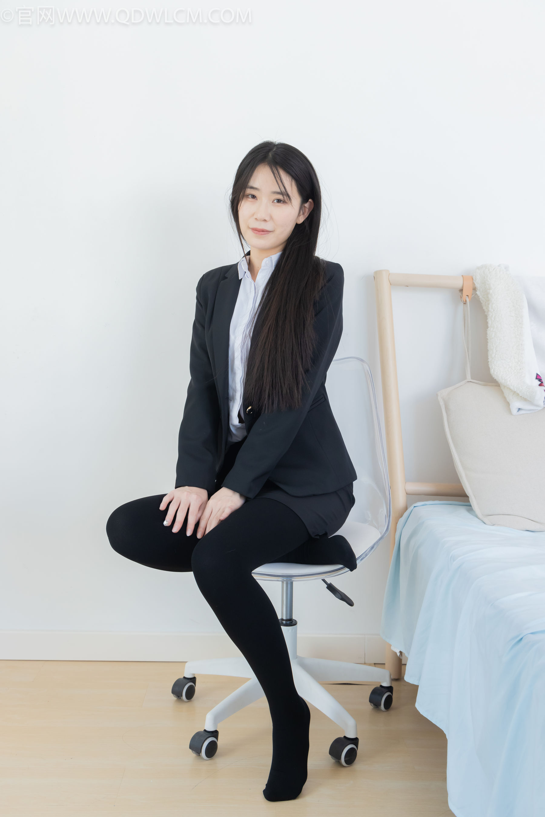 物恋传媒 No.2318 菜菜 - OL制服、高跟鞋、三双厚黑丝叠穿、袜腰展示/(177P)