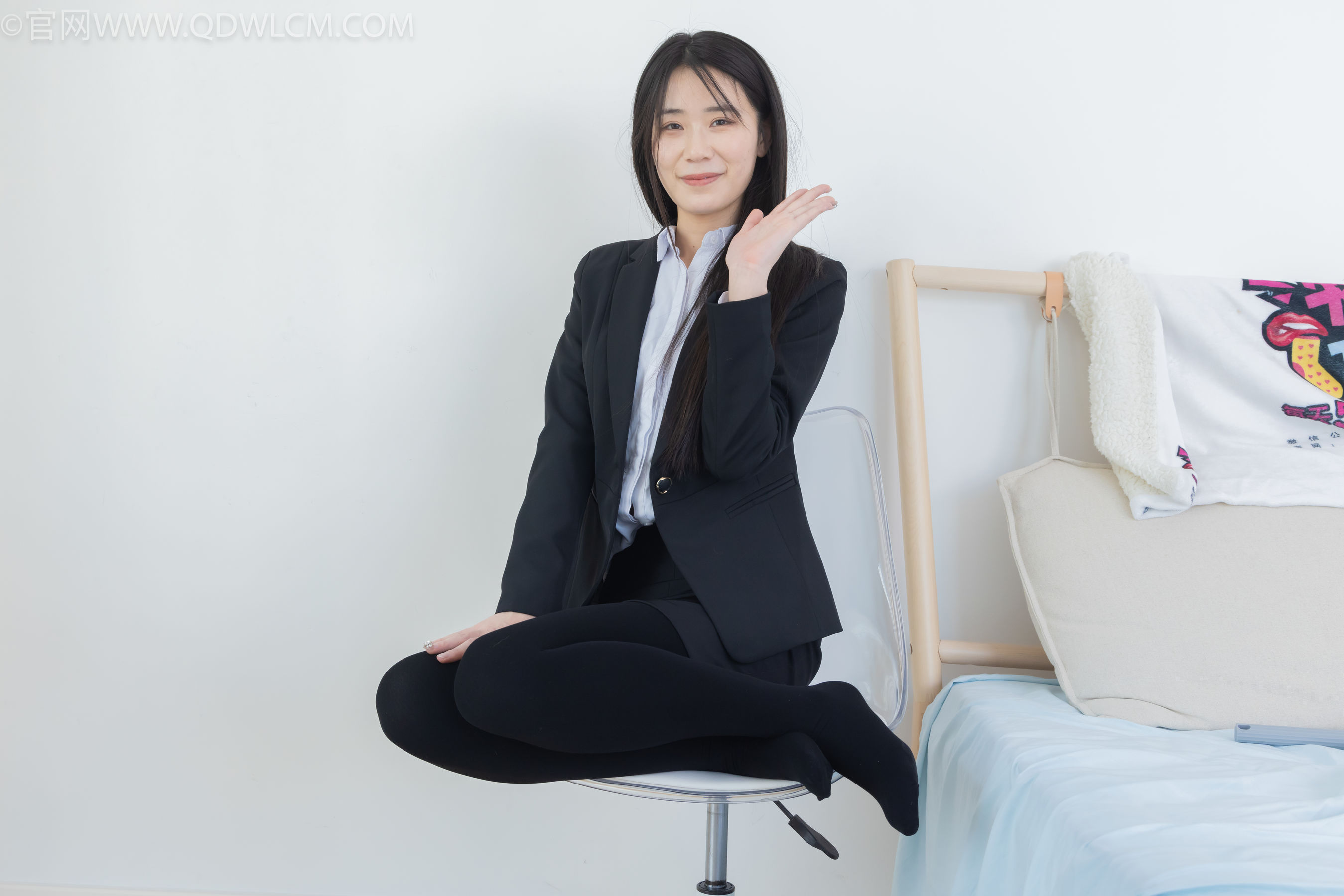 物恋传媒 No.2318 菜菜 - OL制服、高跟鞋、三双厚黑丝叠穿、袜腰展示/(177P)