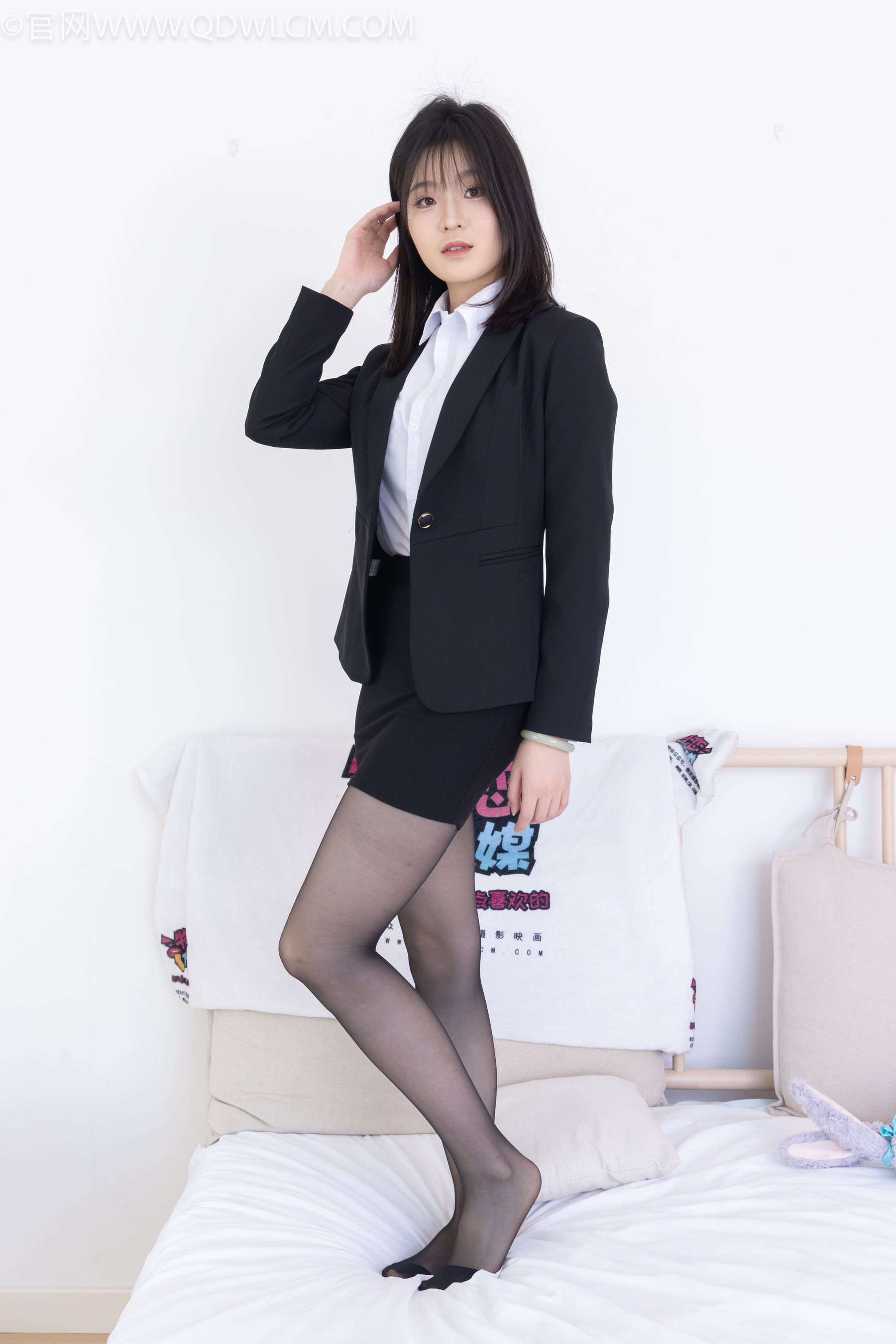 物恋传媒 No.2306 青柠 - 高跟长靴、薄黑丝、ol制服/(260P)