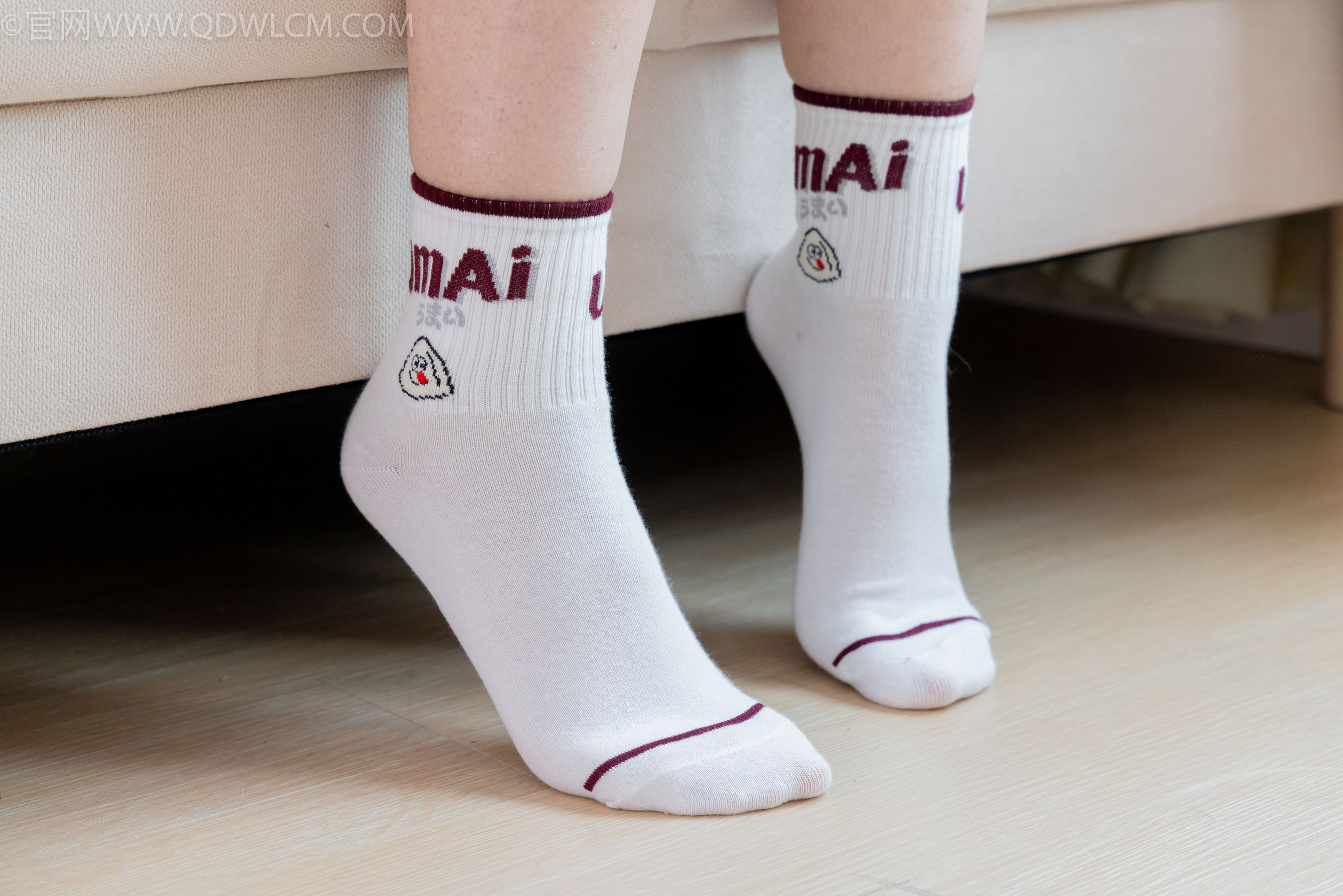 物恋传媒 No.2309 婷婷 - 高跟长靴、白棉袜、裸足/(173P)