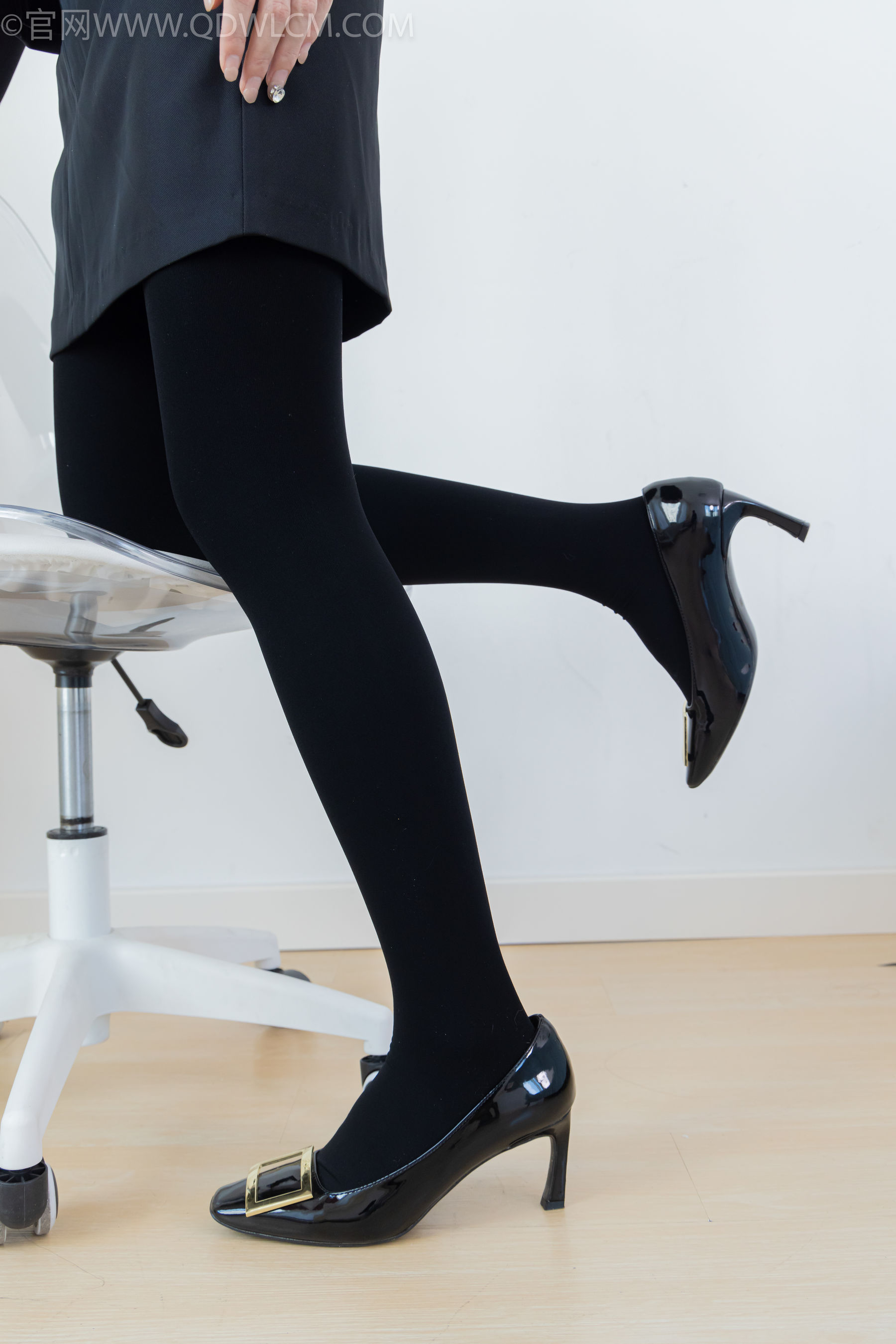 物恋传媒 No.2318 菜菜 - OL制服、高跟鞋、三双厚黑丝叠穿、袜腰展示/(177P)