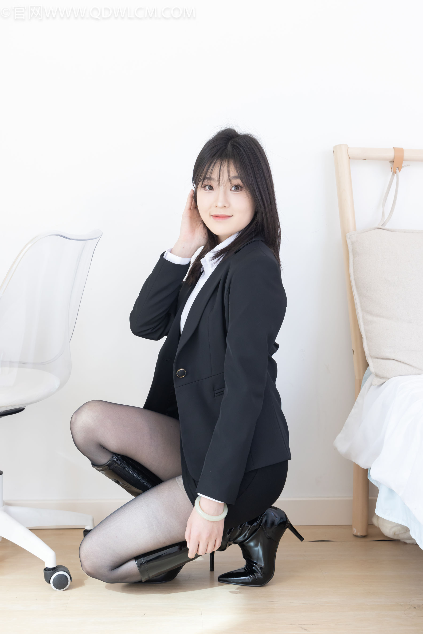 物恋传媒 No.2306 青柠 - 高跟长靴、薄黑丝、ol制服/(260P)