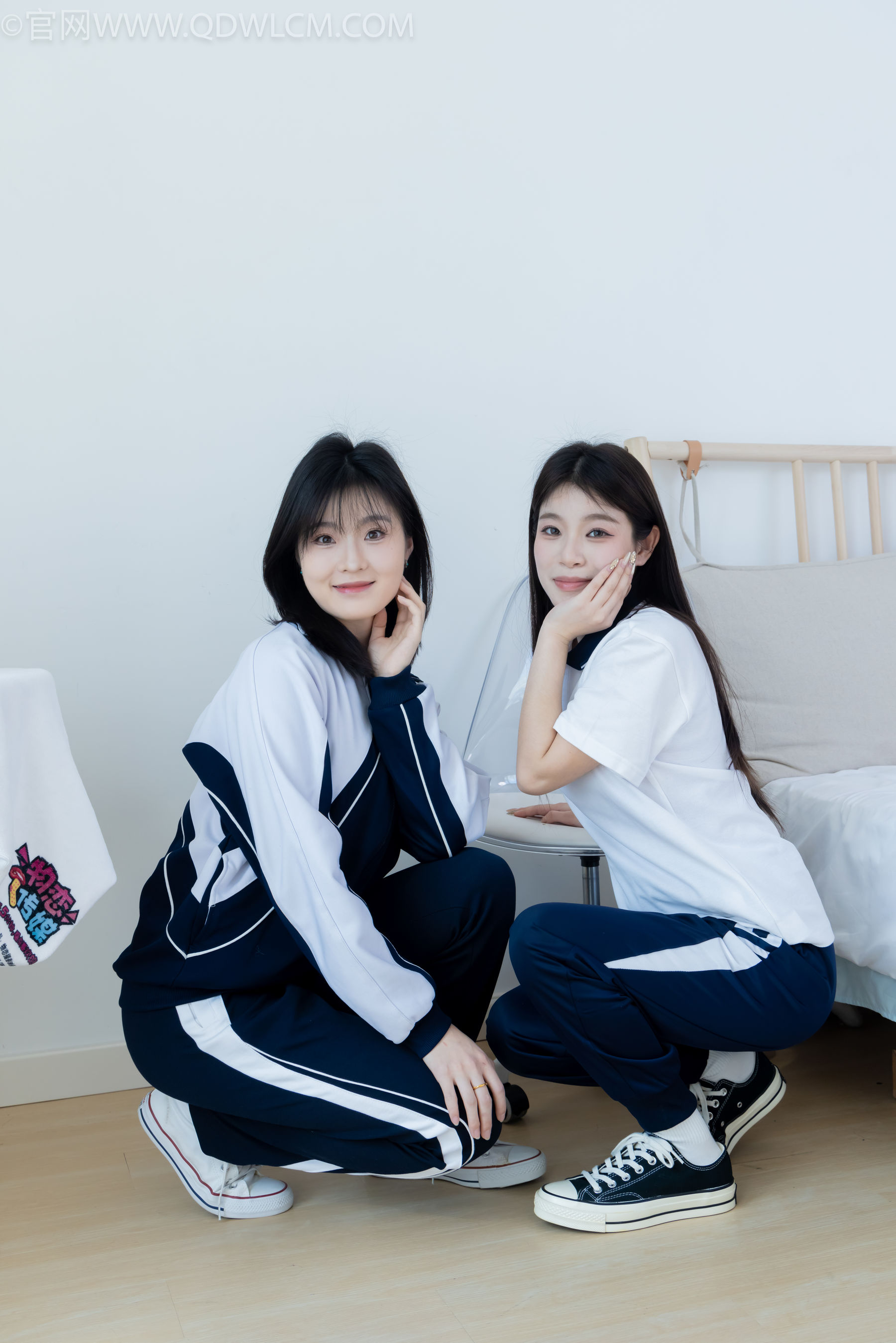 物恋传媒 No.2322 闪闪&青柠 - 帆布鞋、白棉袜、青柠薄肉丝、闪闪薄白丝/(168P)