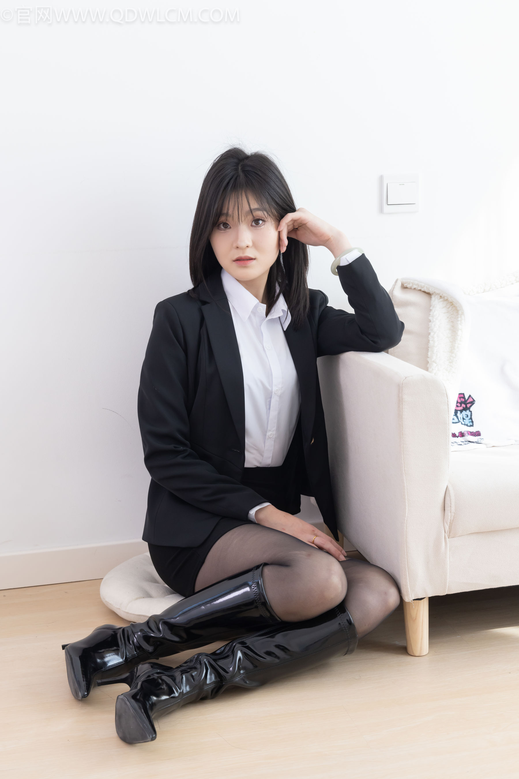 物恋传媒 No.2306 青柠 - 高跟长靴、薄黑丝、ol制服/(260P)