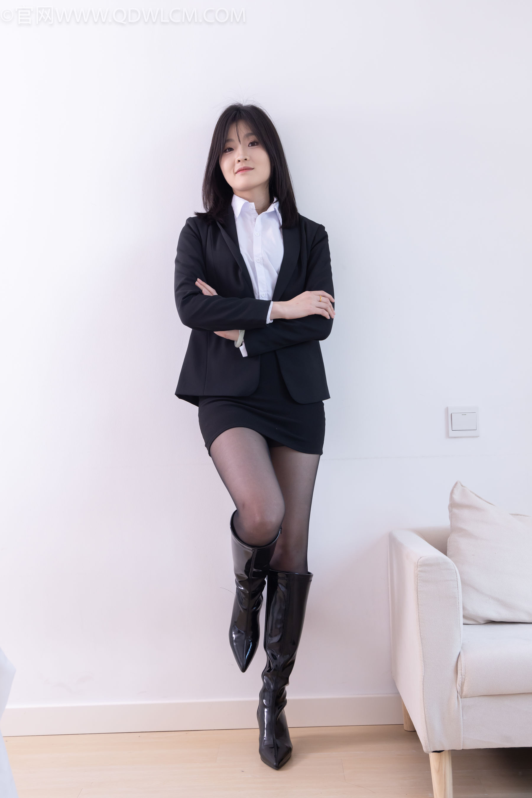 物恋传媒 No.2306 青柠 - 高跟长靴、薄黑丝、ol制服/(260P)